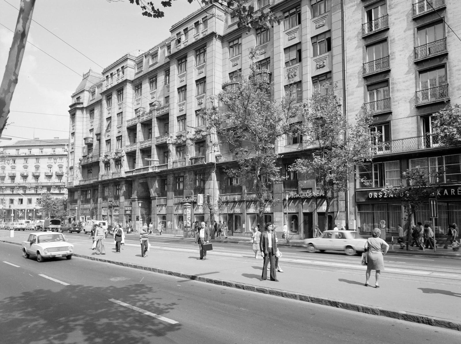 Magyarország, Budapest V.,Budapest VII., Károly körút, villamosmegálló az Astória kereszteződésnél., 1976, FŐFOTÓ, Budapest, Fortepan #206902