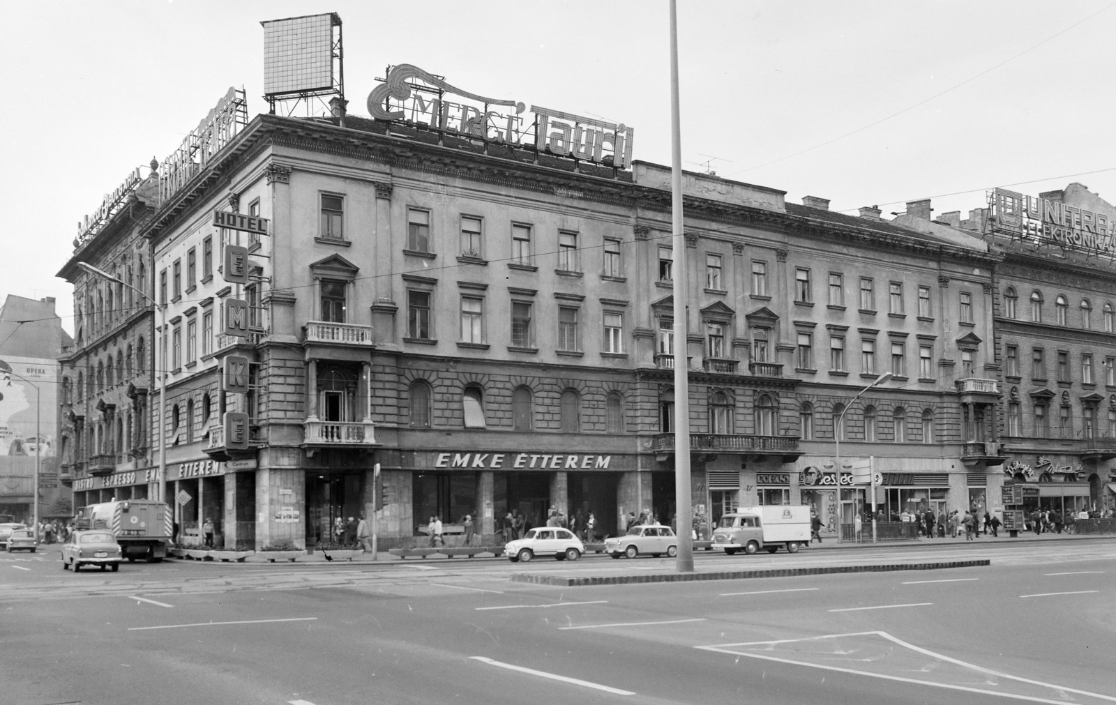Magyarország, Budapest VII., a Rákóczi út és a Nagykörút kereszteződése, szemben a Rákóczi út - Erzsébet (Lenin) körút sarán az EMKE ház., 1976, FŐFOTÓ, Budapest, Fortepan #206916