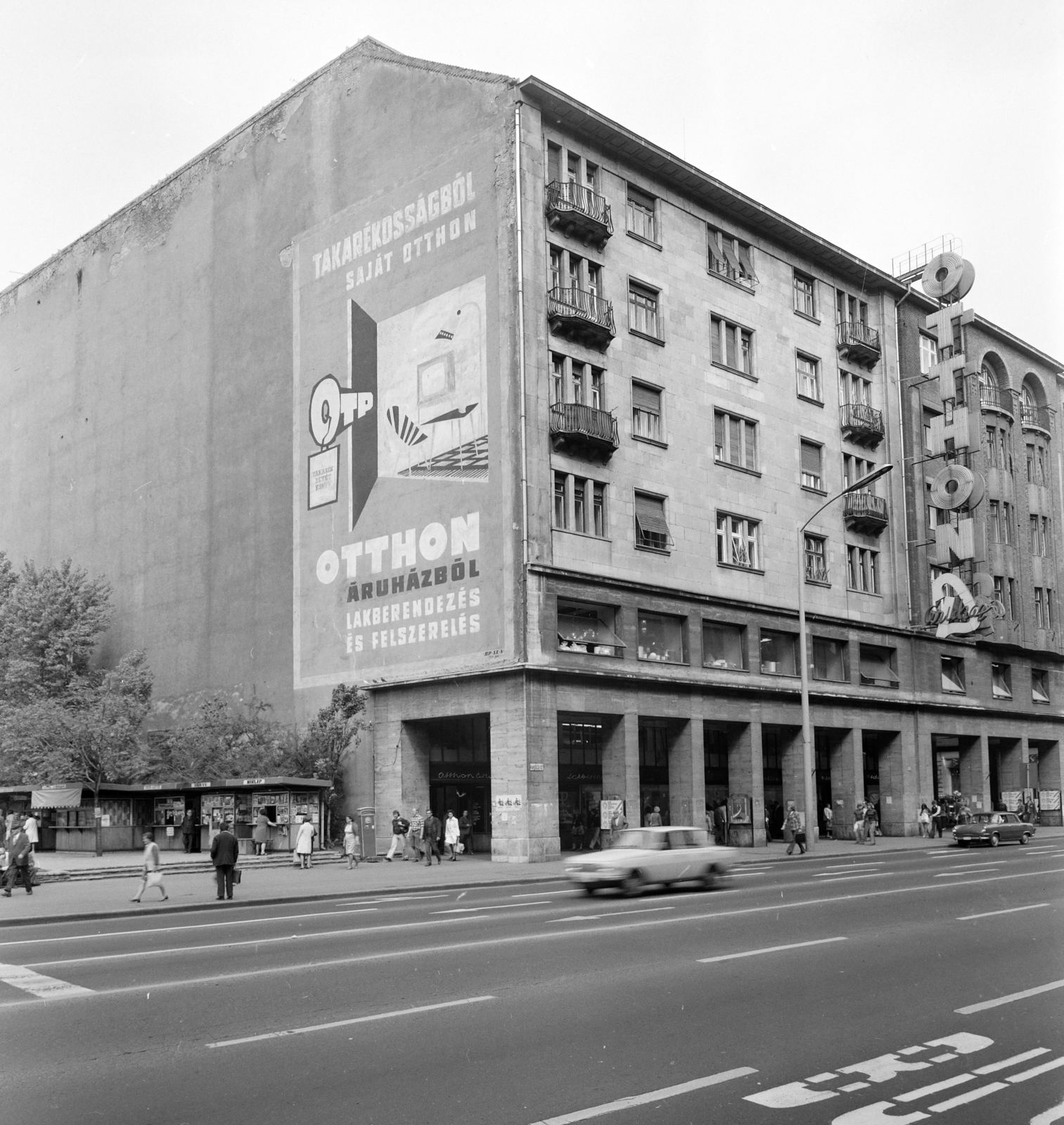 Magyarország, Budapest VII., Rákóczi út 74-76., a földszinten és az első emeleten az Otthon Áruház., 1976, FŐFOTÓ, tűzfal, árkád, Budapest, Fortepan #206928