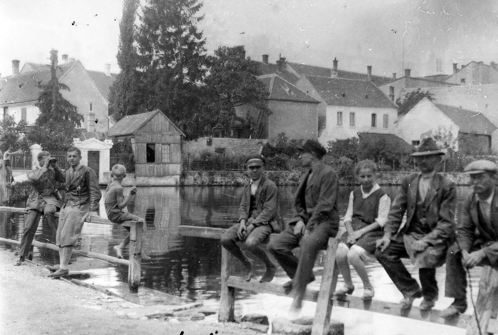 Hungary, Tapolca, Malom-tó., 1925, Fortepan, hat, railing, tableau, genre painting, breech, sitting on a handrail, Fortepan #20693
