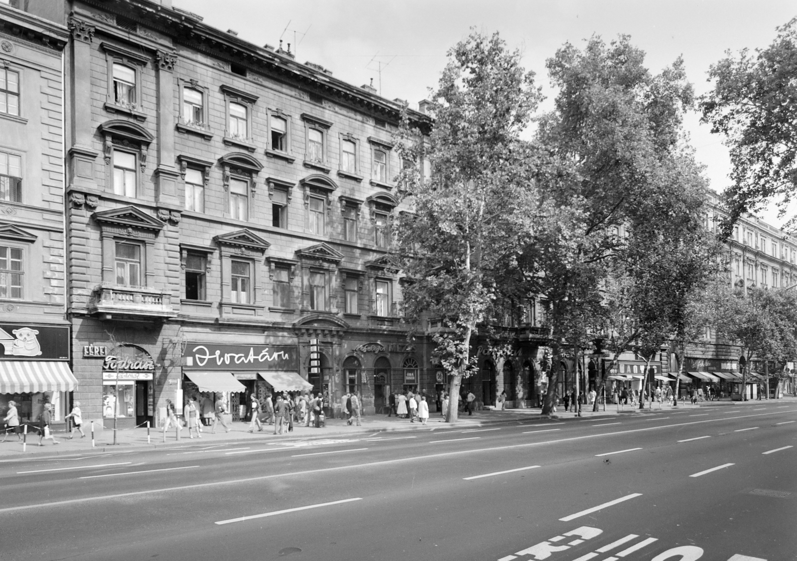 Magyarország, Budapest VII., Rákóczi út, szemben a 8-as számú ház., 1976, FŐFOTÓ, Budapest, Fortepan #206935