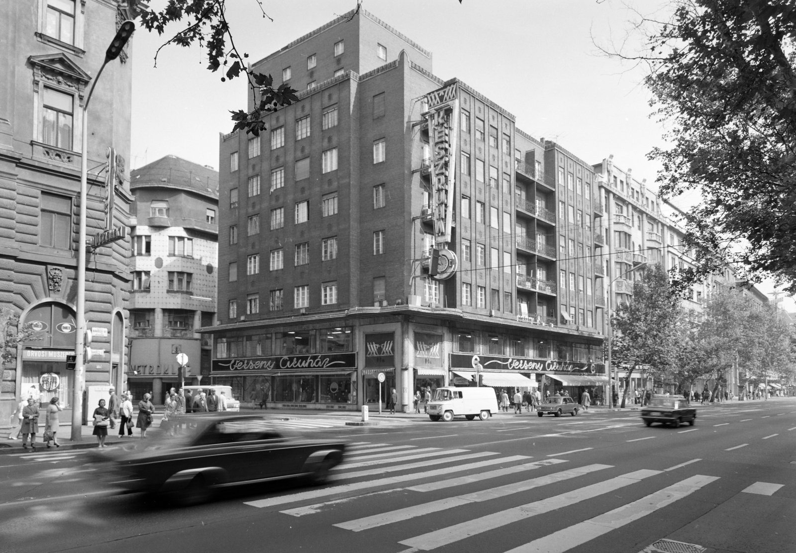 Magyarország, Budapest VII., Rákóczi út, szemben a Síp utca sarkán a Verseny Áruház. A Dohány utca sarkán a Metro Klub, 1976, FŐFOTÓ, áruház, ruhaüzlet, Budapest, gyalogátkelő, Fortepan #206939