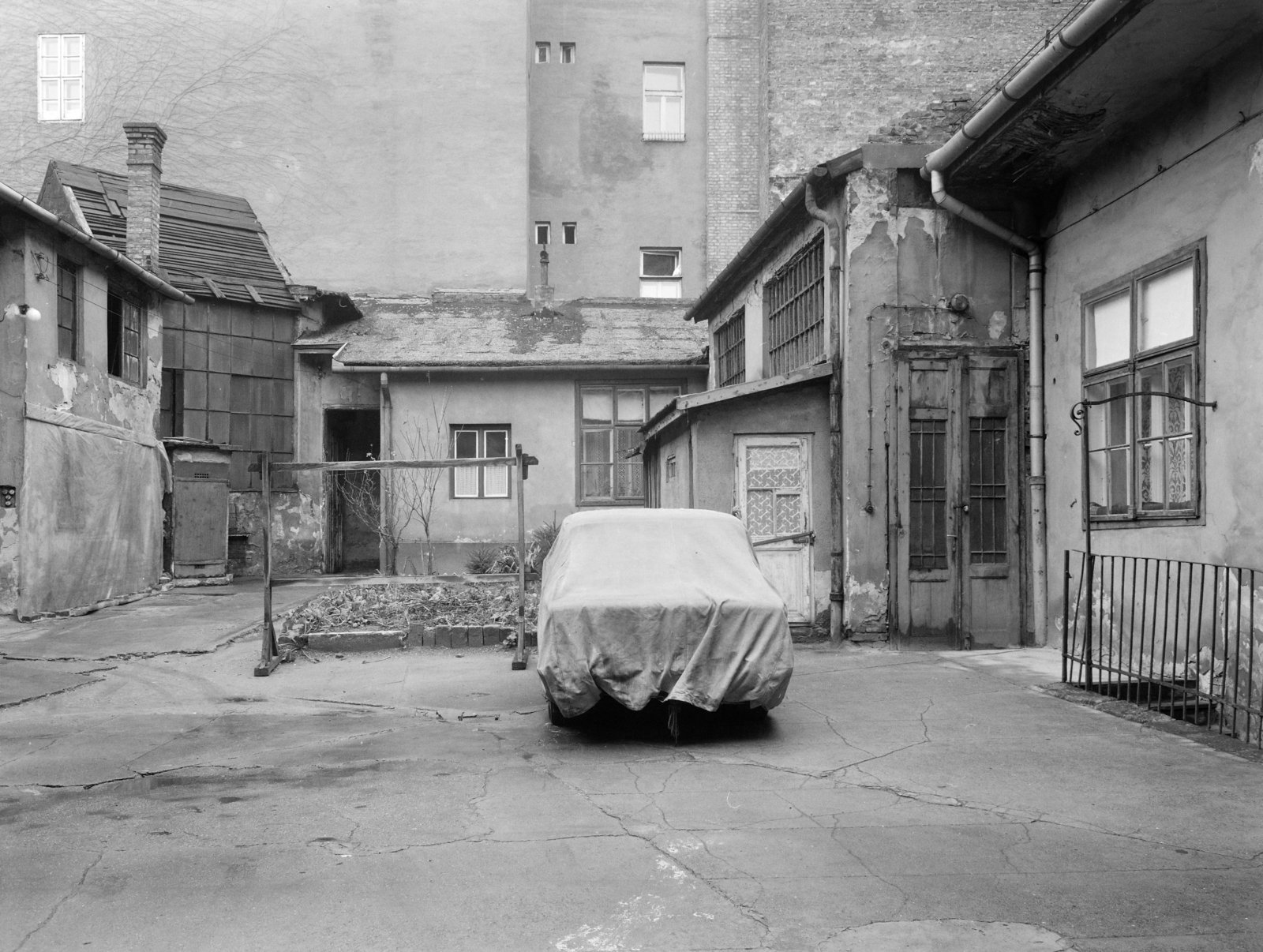 Magyarország, Budapest VI., a Rózsa (Rózsa Ferenc) utca 32-es számú ház udvara, háttérben az Izabella utca 25. számú ház tűzfala., 1976, FŐFOTÓ, Budapest, Best of, Fortepan #206946