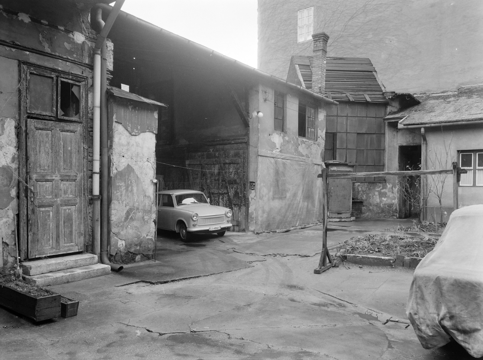 Magyarország, Budapest VI., a Rózsa (Rózsa Ferenc) utca 32-es számú ház udvara, háttérben az Izabella utca 25. számú ház tűzfala., 1976, FŐFOTÓ, Trabant 601, Budapest, Fortepan #206947