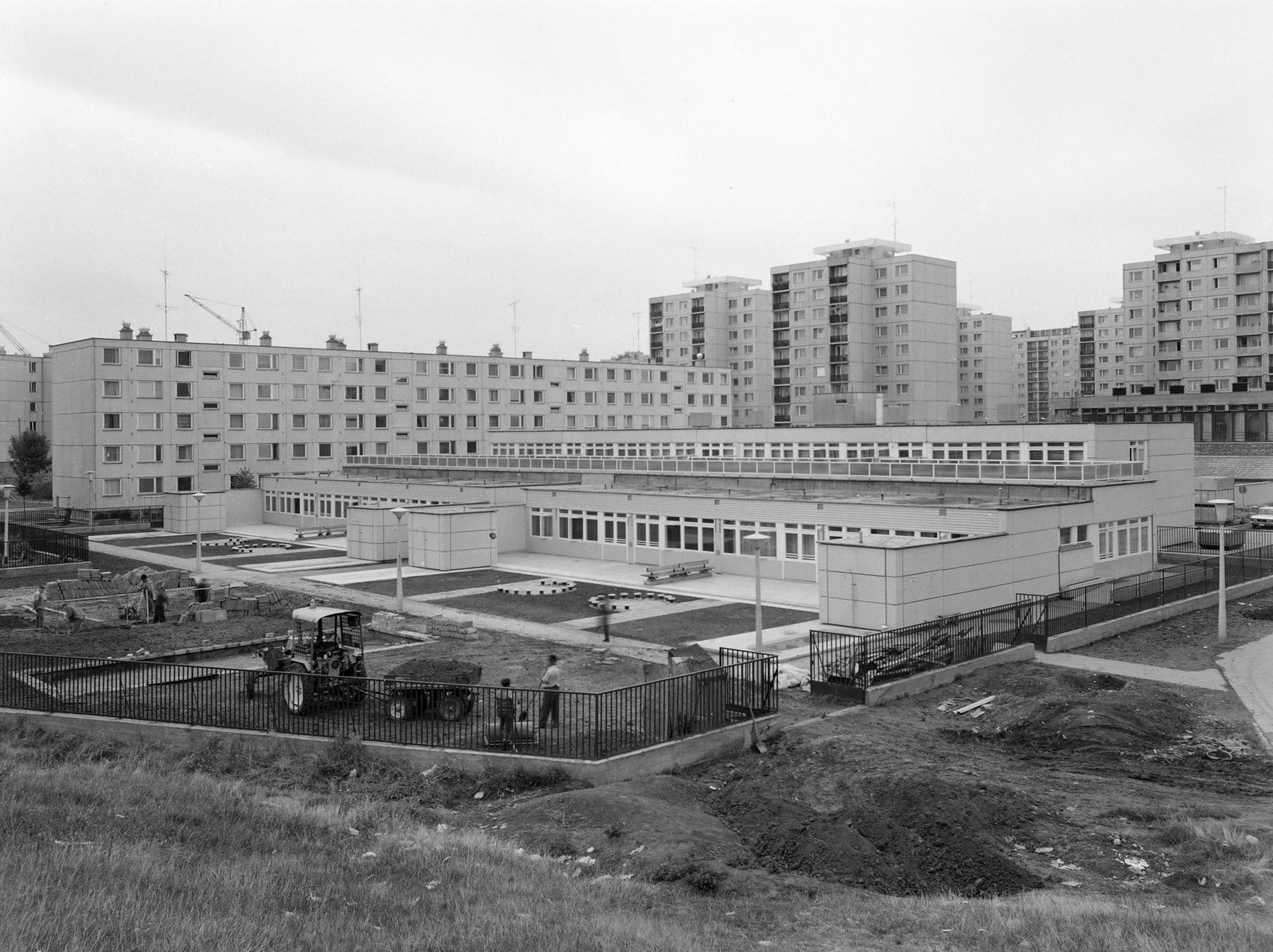 Hungary, Szeged, Sás utca, óvoda a töltés irányából, háttérben a Lugas utcai tízemeletes panelházak., 1976, FŐFOTÓ, Fortepan #206960