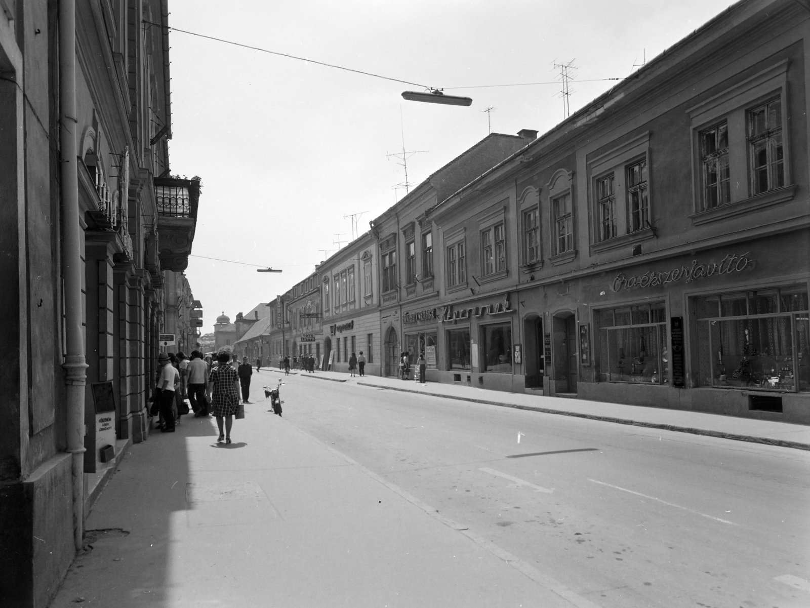 Magyarország, Eger, Széchenyi István (Széchenyi) utca az Eszterházy (Szabadság) tér felé nézve., 1976, FŐFOTÓ, Fortepan #207003