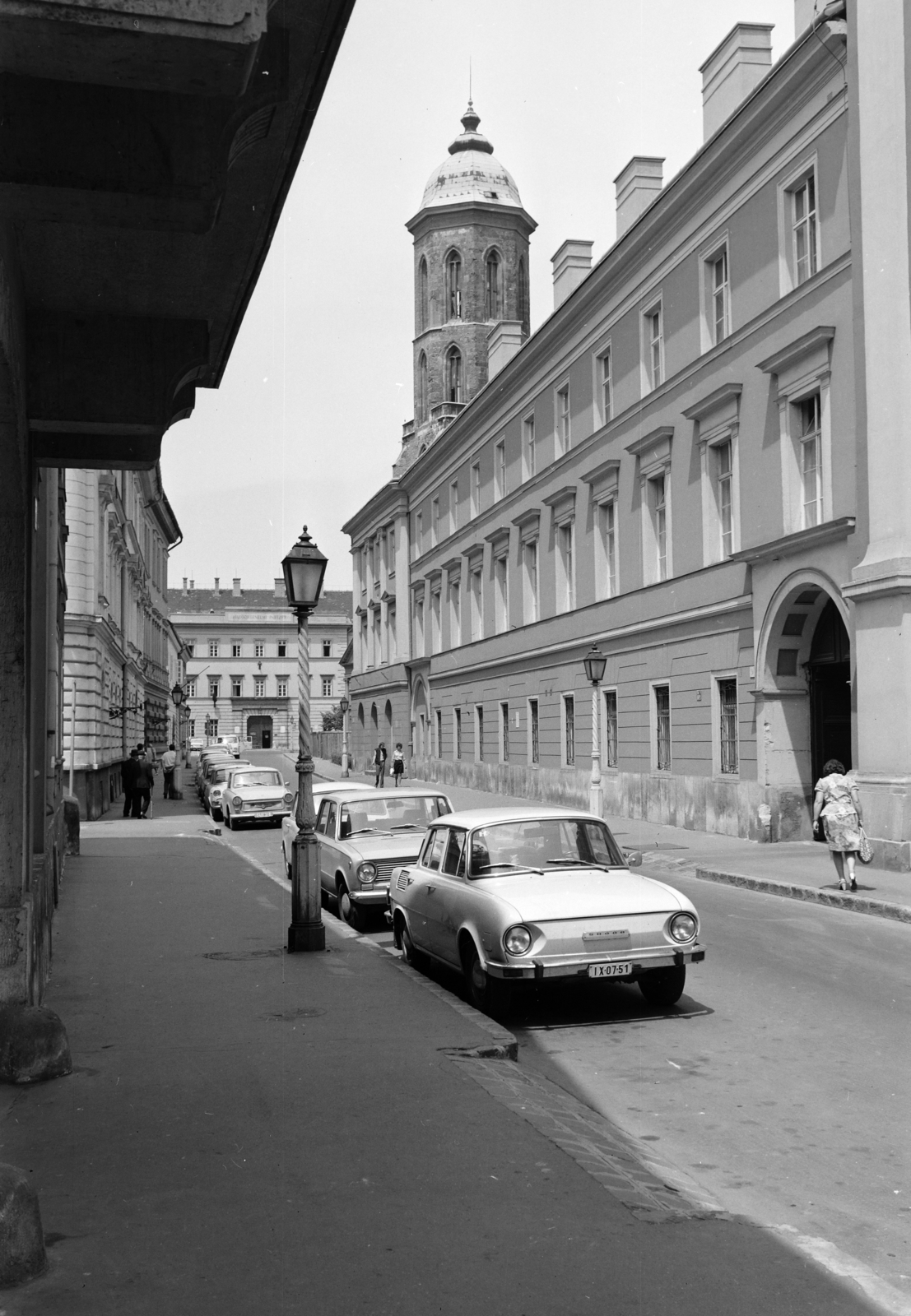 Magyarország, budai Vár, Budapest I., az Úri utca a Kapisztrán tér felé nézve, háttérben a Mária Magdolna-templom tornya., 1976, FŐFOTÓ, rendszám, Budapest, Fortepan #207005