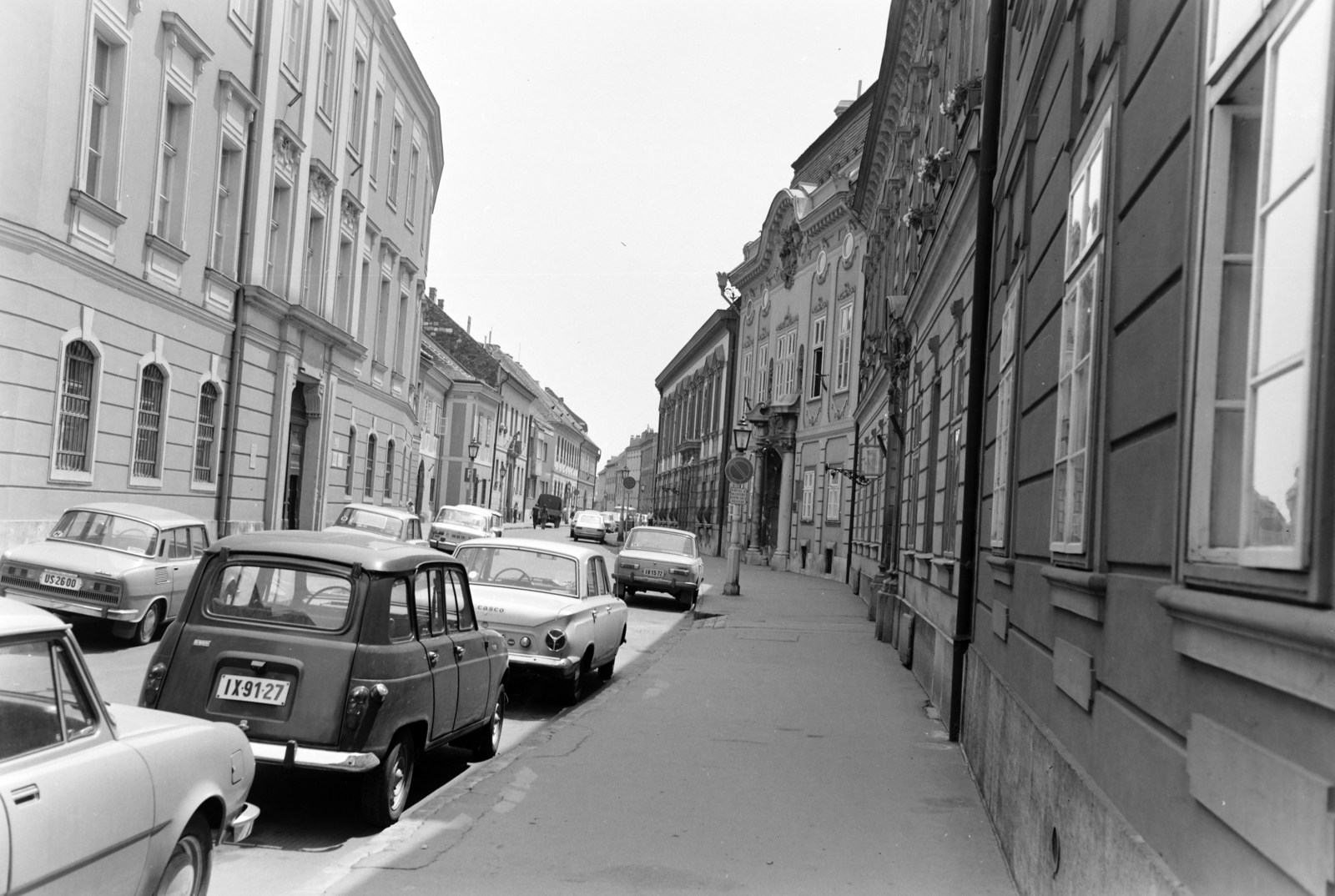Hungary, Budapest I., az Úri utca a 62-es számú háztól a Szentháromság utca felé nézve., 1977, FŐFOTÓ, number plate, Budapest, Fortepan #207007