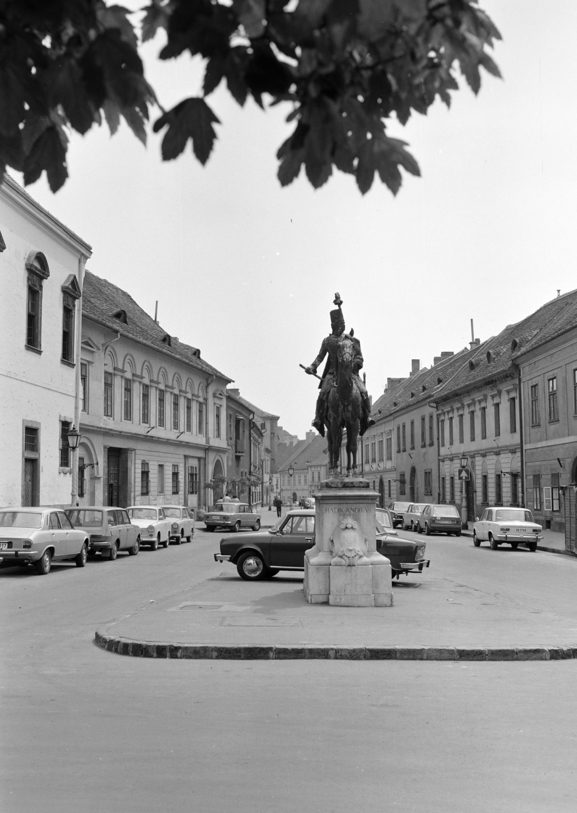 Hungary, Budapest I., Szentháromság utca, szemben az Úri utca, középen Hadik András lovasszobra (ifj. Vastagh György, 1937.)., 1977, FŐFOTÓ, Budapest, Fortepan #207010