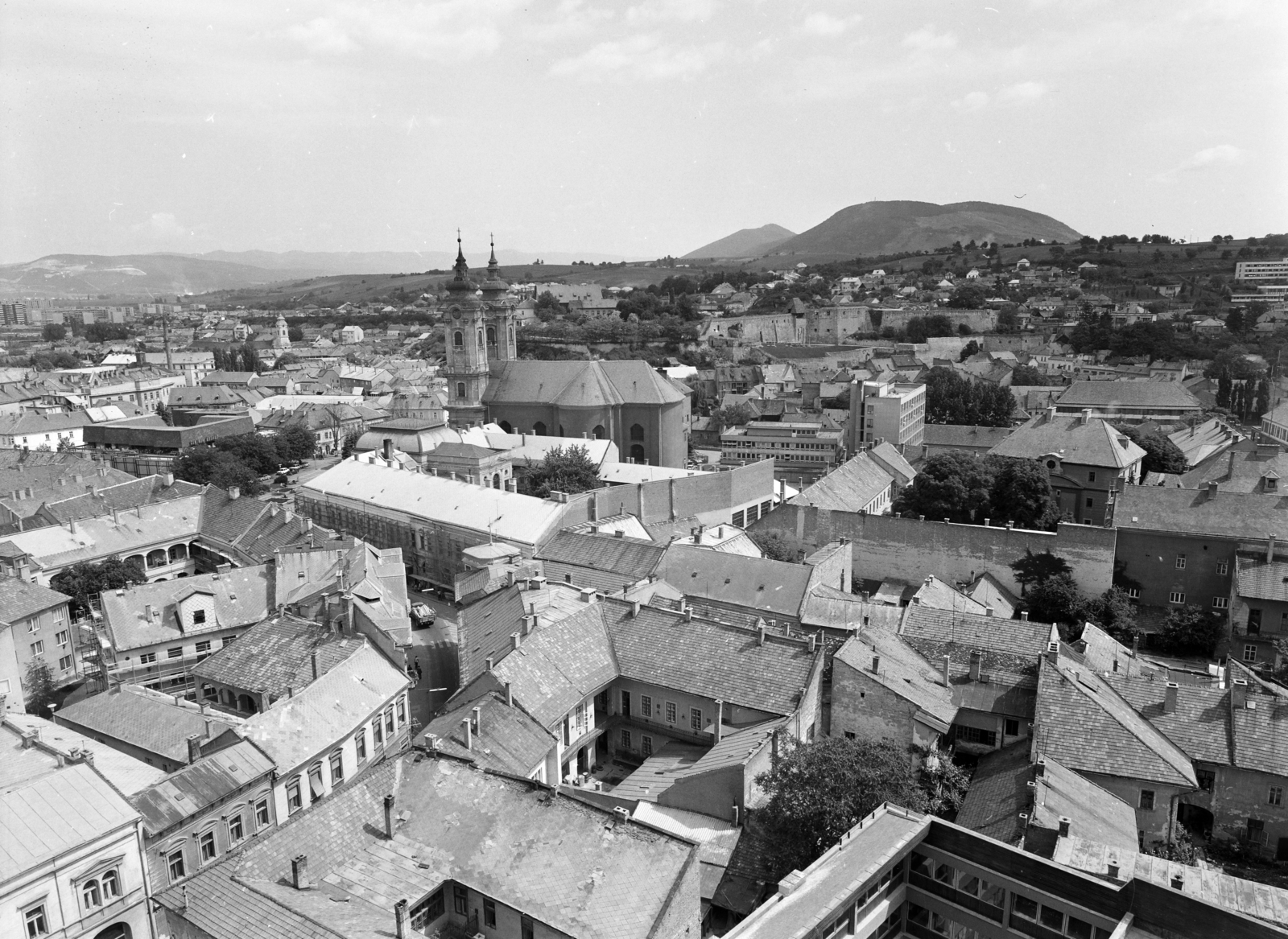 Hungary, Eger, kilátás a Líceum teraszáról a Dobó István téren álló Minorita templom felé., 1976, FŐFOTÓ, Fortepan #207018