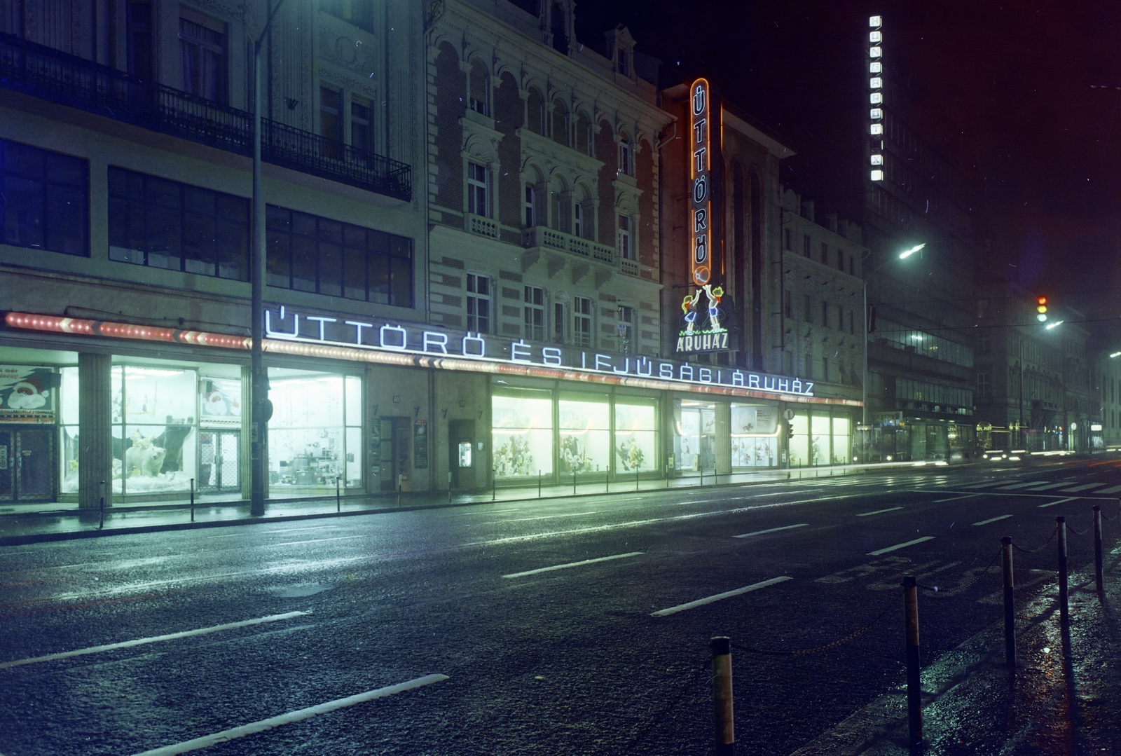 Magyarország, Budapest V., Kossuth Lajos utca 7-9., Úttörő Áruház., 1976, FŐFOTÓ, színes, Budapest, Fortepan #207032