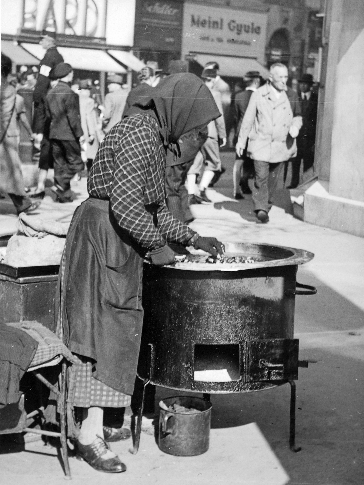 Hungary, Budapest VIII., József körút - Rákóczi út sarok, utcai gesztenyeárus, háttérben a Rákóczi út 50., 1933, Fortepan, seller, chestnut oven, Julius Meinl-brand, Budapest, Fortepan #20704