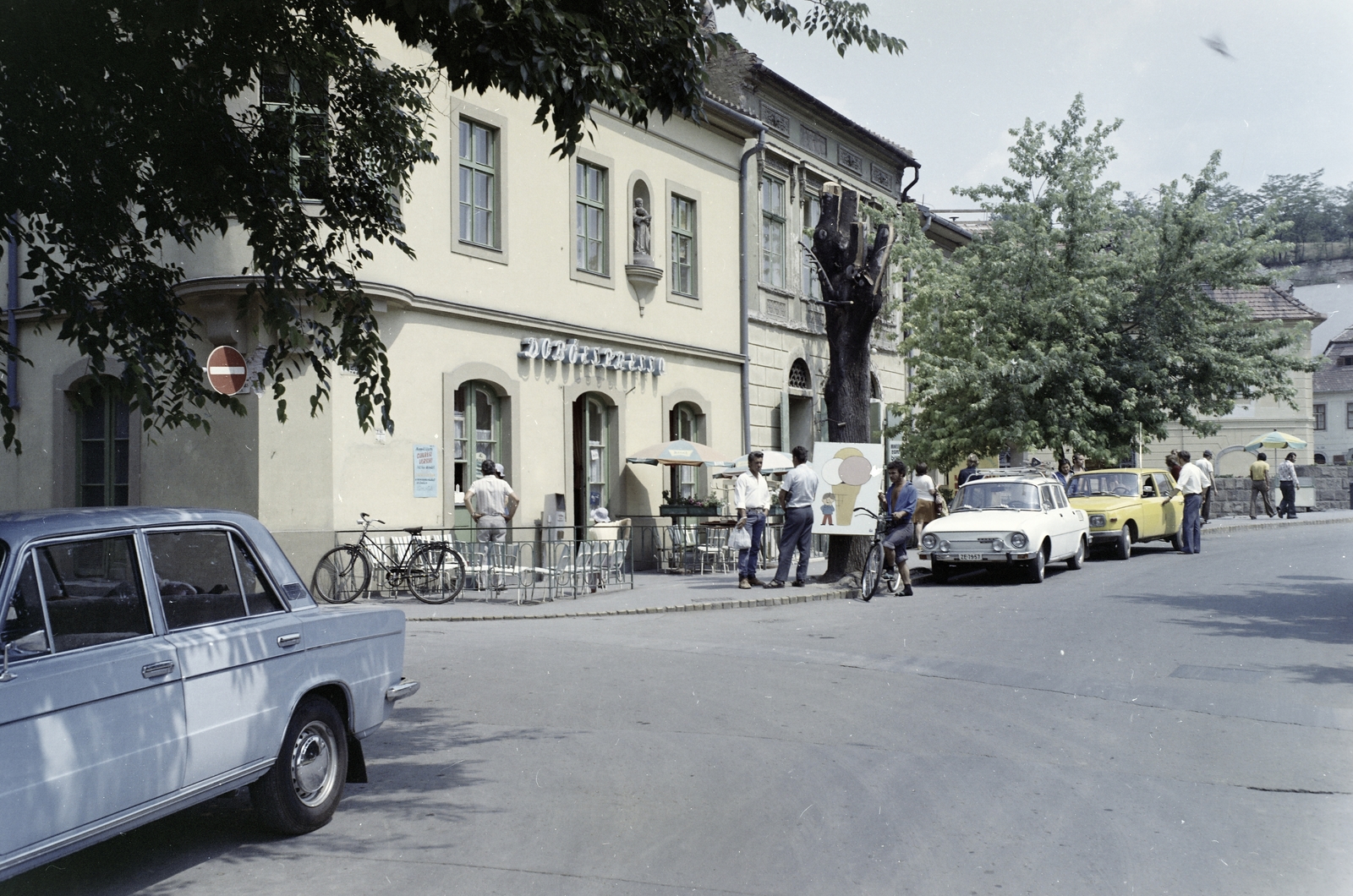 Magyarország, Eger, Dobó István tér, balra a Gerl Mátyás utca., 1976, FŐFOTÓ, színes, kerékpár, Fortepan #207043