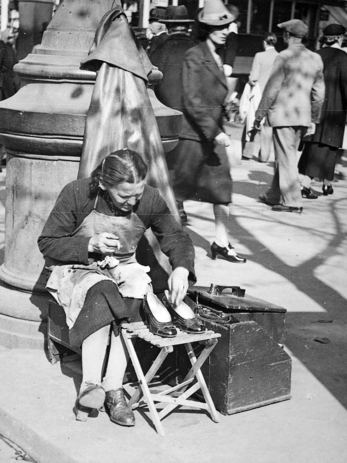 Hungary, Budapest VIII., József körút - Rákóczi út sarok., 1933, Fortepan, shoe polishing, Budapest, Fortepan #20705