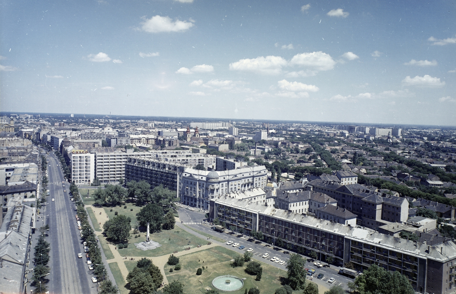 Magyarország, Debrecen, kilátás a Petőfi téri toronyházból, balra a háttérben a Piac utca (Vörös Hadsereg útja)., 1976, FŐFOTÓ, színes, Fortepan #207051