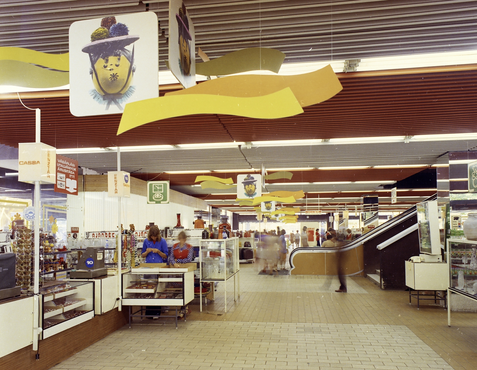 Hungary, Budapest VIII., Blaha Lujza tér, Corvin Áruház., 1977, FŐFOTÓ, Budapest, Fortepan #207073