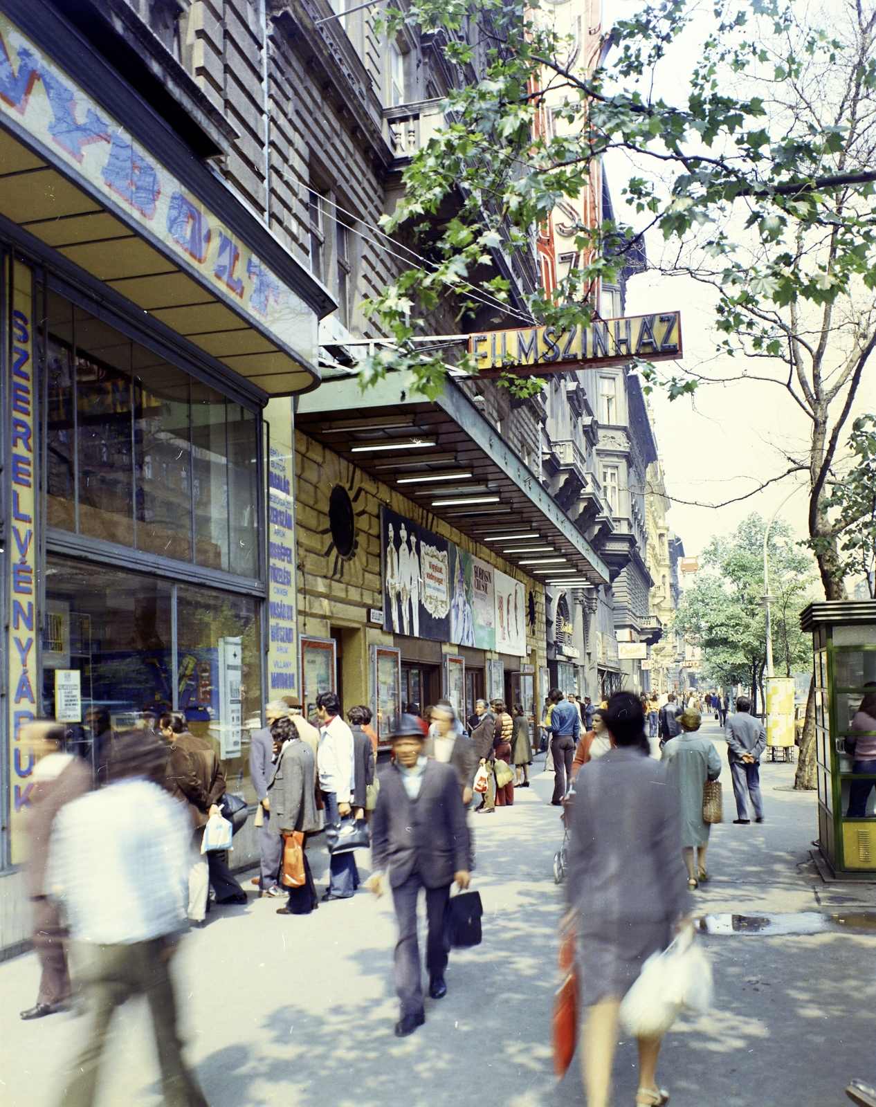 Hungary, Budapest VI., Teréz körút 30. (Lenin körút 88.), Művész mozi., 1976, FŐFOTÓ, colorful, Budapest, movie theater, Fortepan #207076