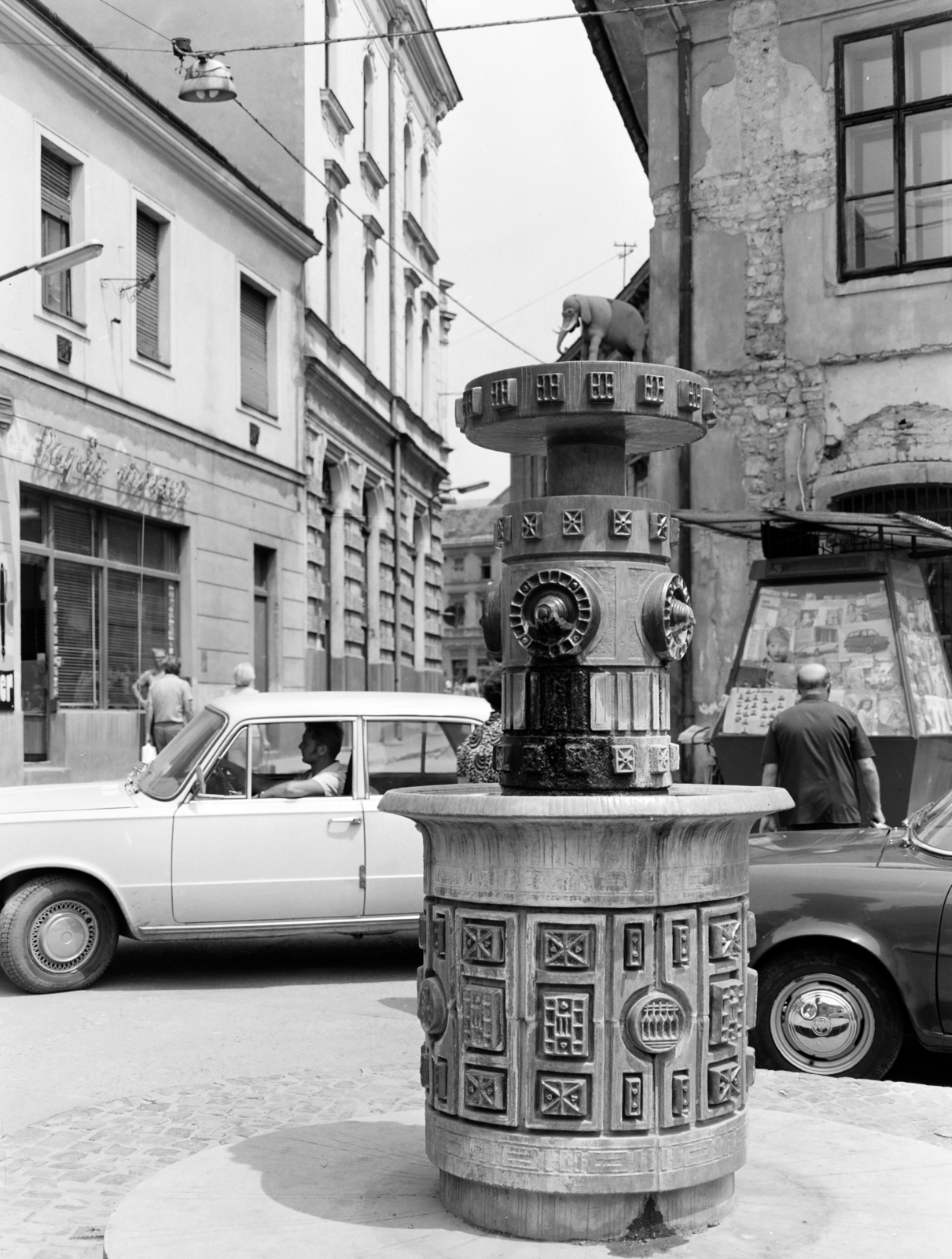 Magyarország, Pécs, Jókai tér, Zsolnay centenáriumi emlékkút, jobbra a háttérben az Elefántos ház. Balra a Ferencesek utcája (Sallai utca)., 1976, FŐFOTÓ, elefánt, újságárus, Fortepan #207083