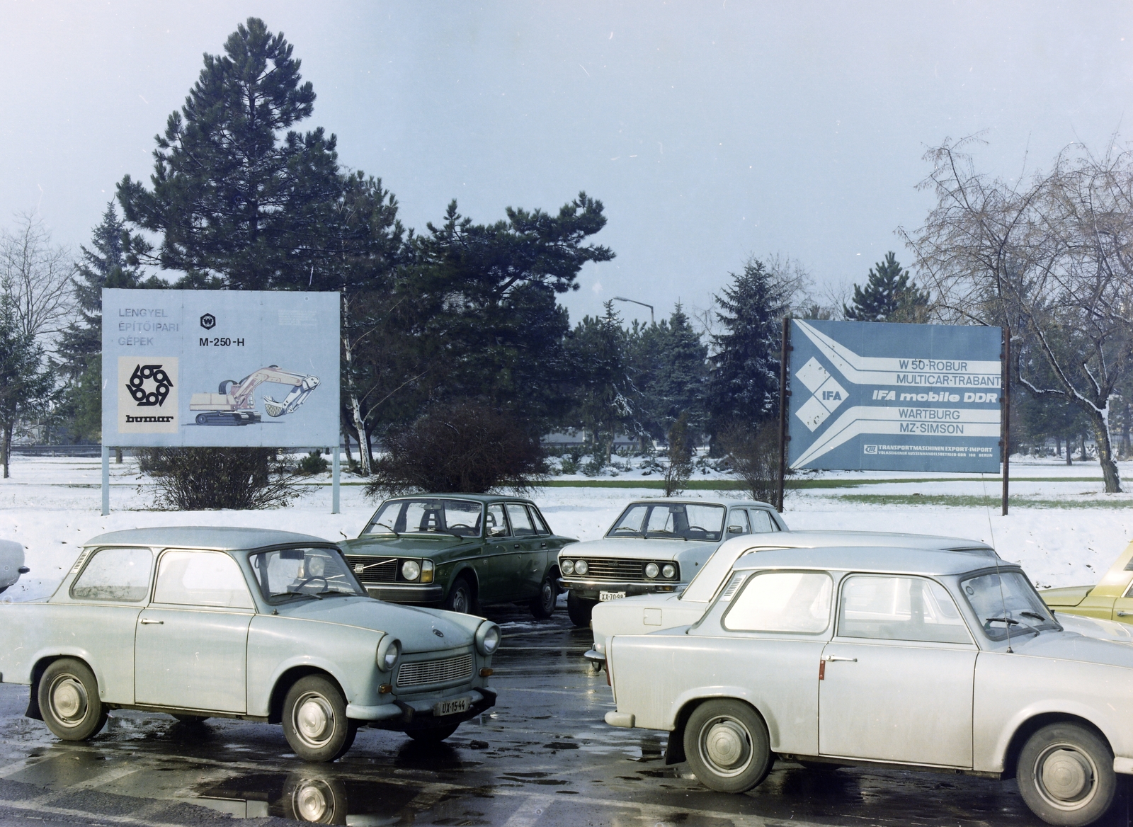 Hungary, Ferihegy (now - Ferenc Liszt) International Airport, Budapest XVIII., parkoló a főbejárat előtt., 1977, FŐFOTÓ, colorful, number plate, Budapest, Fortepan #207095