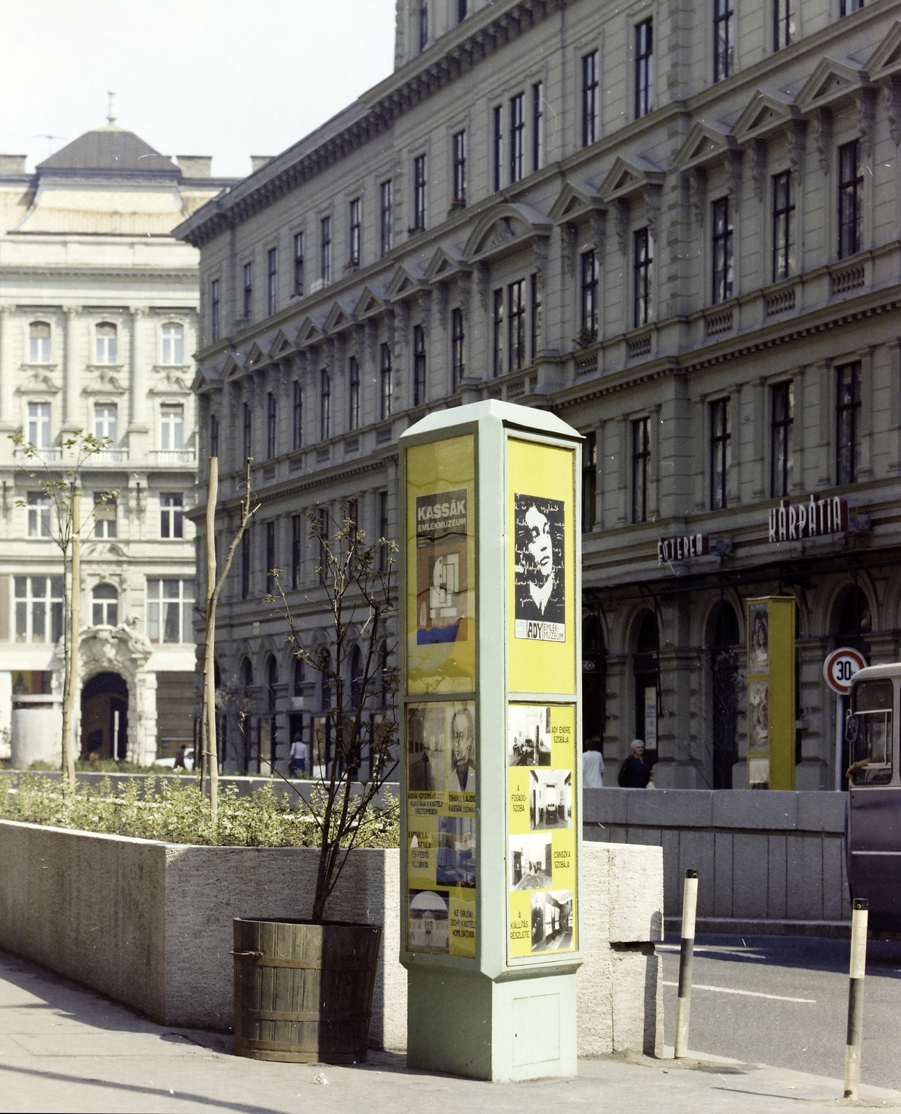 Hungary, Budapest V., Ferenciek tere (Károlyi Mihály utca) a Kossuth Lajos utca felé nézve. Hirdetőoszlop a közúti aluljáró mellett., 1977, FŐFOTÓ, colorful, Budapest, Fortepan #207109