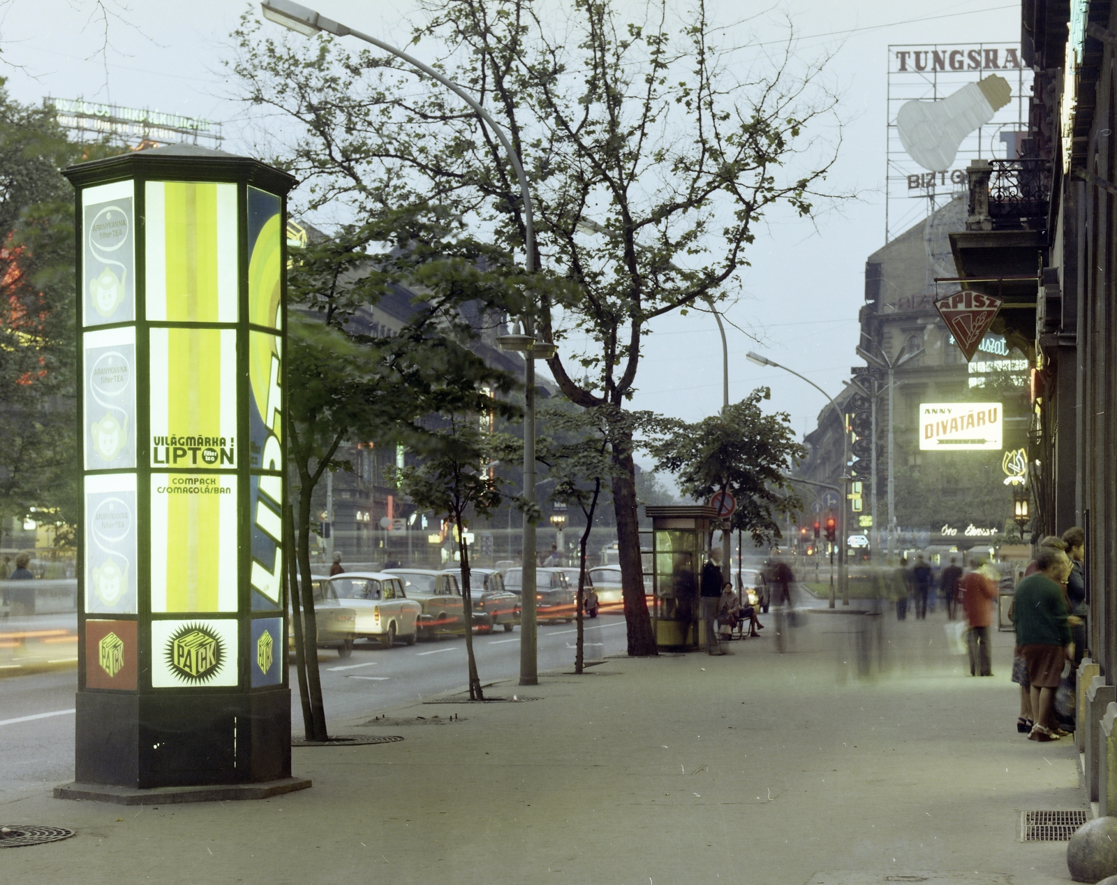 Magyarország, Budapest VI., Budapest VI.
Teréz (Lenin) körút az Oktogon (November 7. tér) felé nézve., 1977, FŐFOTÓ, színes, Budapest, Tungsram-márka, hirdetőoszlop, reklám, Lipton-márka, Fortepan #207110