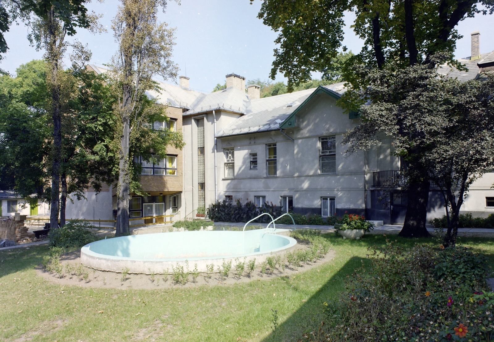 Hungary, Budapest XVIII., Gyöngyvirág (Ságvári Endre) utca 28., a Gyöngyvirág (Szabadság) Gyermekotthon, 1977, FŐFOTÓ, colorful, Budapest, Fortepan #207116