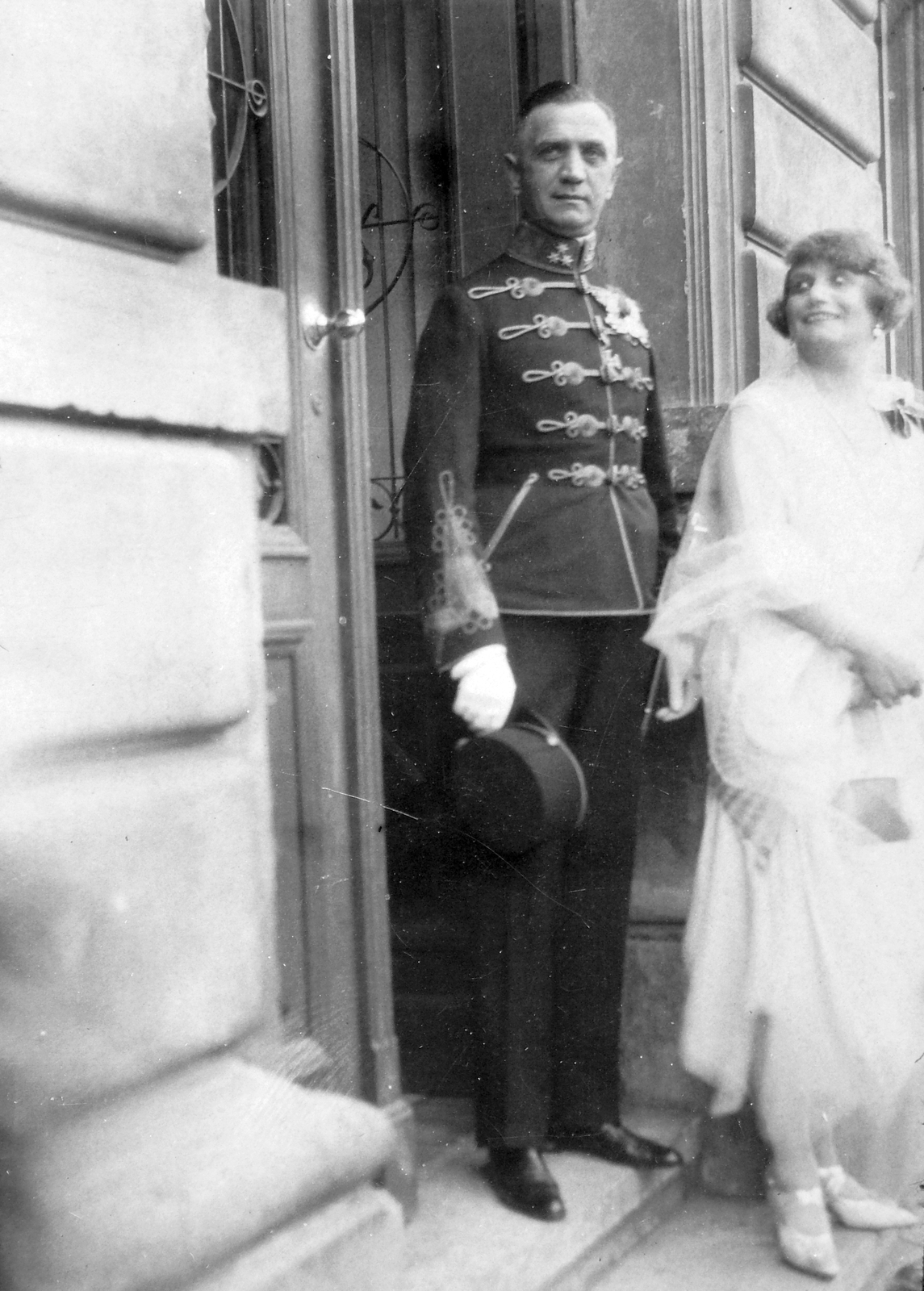 Hungary, Víziváros, Budapest I., Toldy Ferenc utca 14. Konkoly-Thege Kálmán huszárezredes, országgyűlési képviselő., 1925, Fortepan, wedding ceremony, uniform, man, double portrait, lady, Budapest, Fortepan #20712