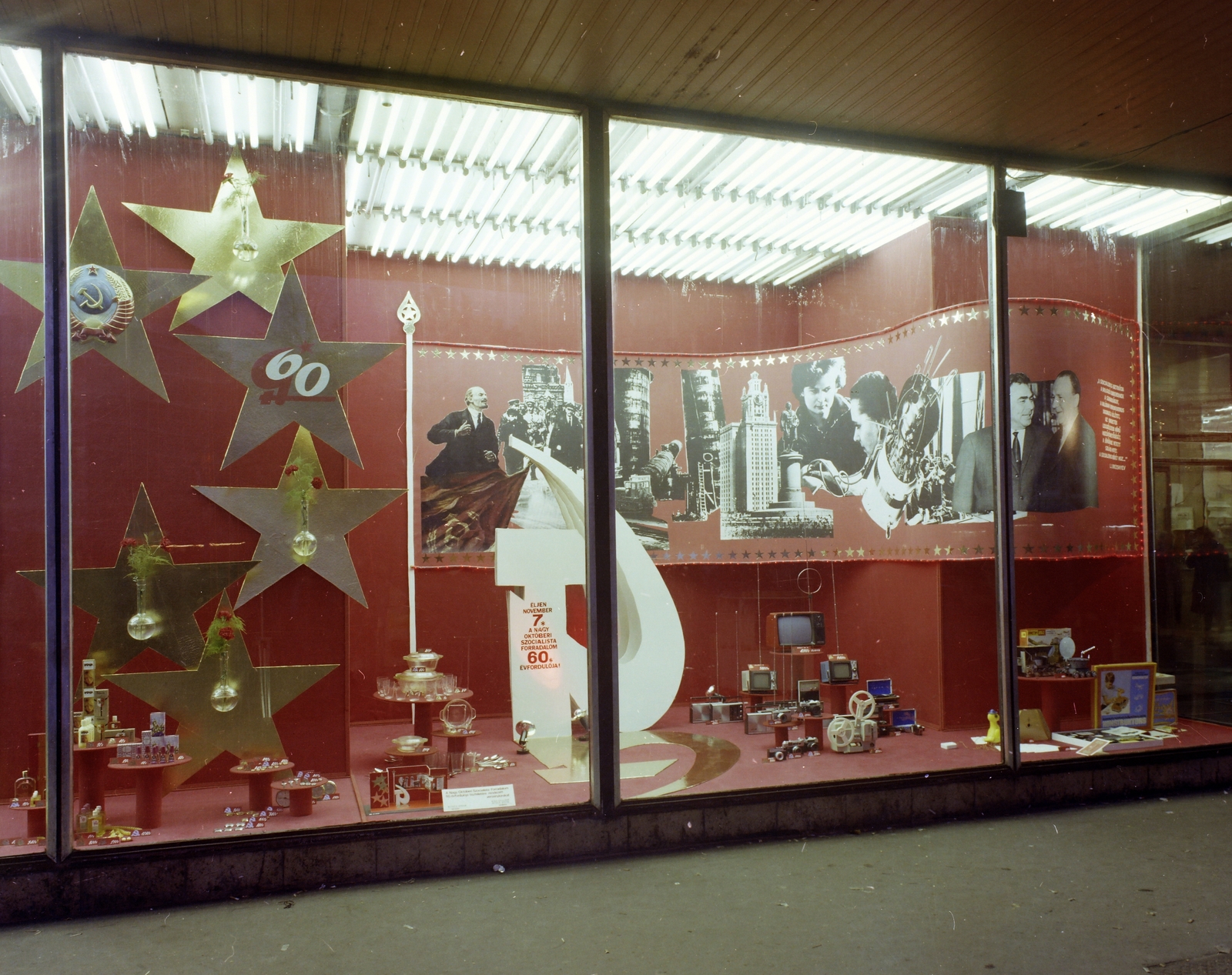 Hungary, Budapest VIII., Blaha Lujza tér, a Corvin Áruház kirakata., 1977, FŐFOTÓ, colorful, Show window, Budapest, Fortepan #207120