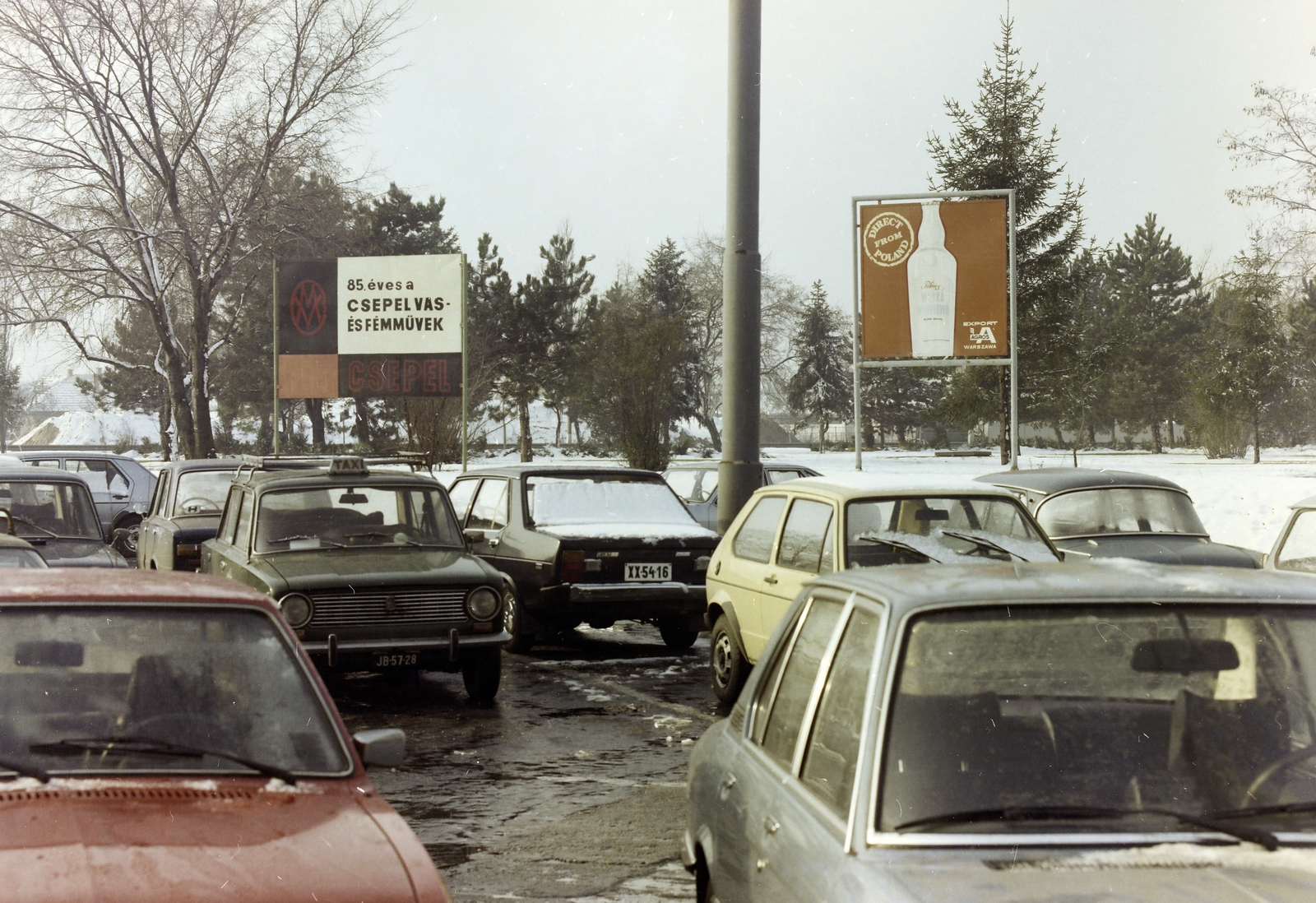 Hungary, Ferihegy (now - Ferenc Liszt) International Airport, Budapest XVIII., parkoló a főbejárat előtt., 1977, FŐFOTÓ, colorful, Budapest, taxicab, chest, number plate, Fortepan #207122