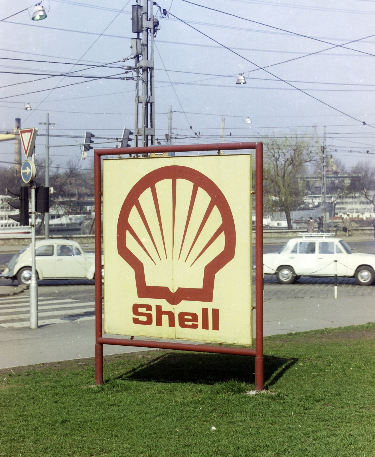 Hungary, Budapest IV., Váci út - Árpád út sarok, szemben Újpesti-öböl és a Népszigeten a MAHART hajójavító., 1977, FŐFOTÓ, colorful, Shell-brand, Budapest, Fortepan #207124