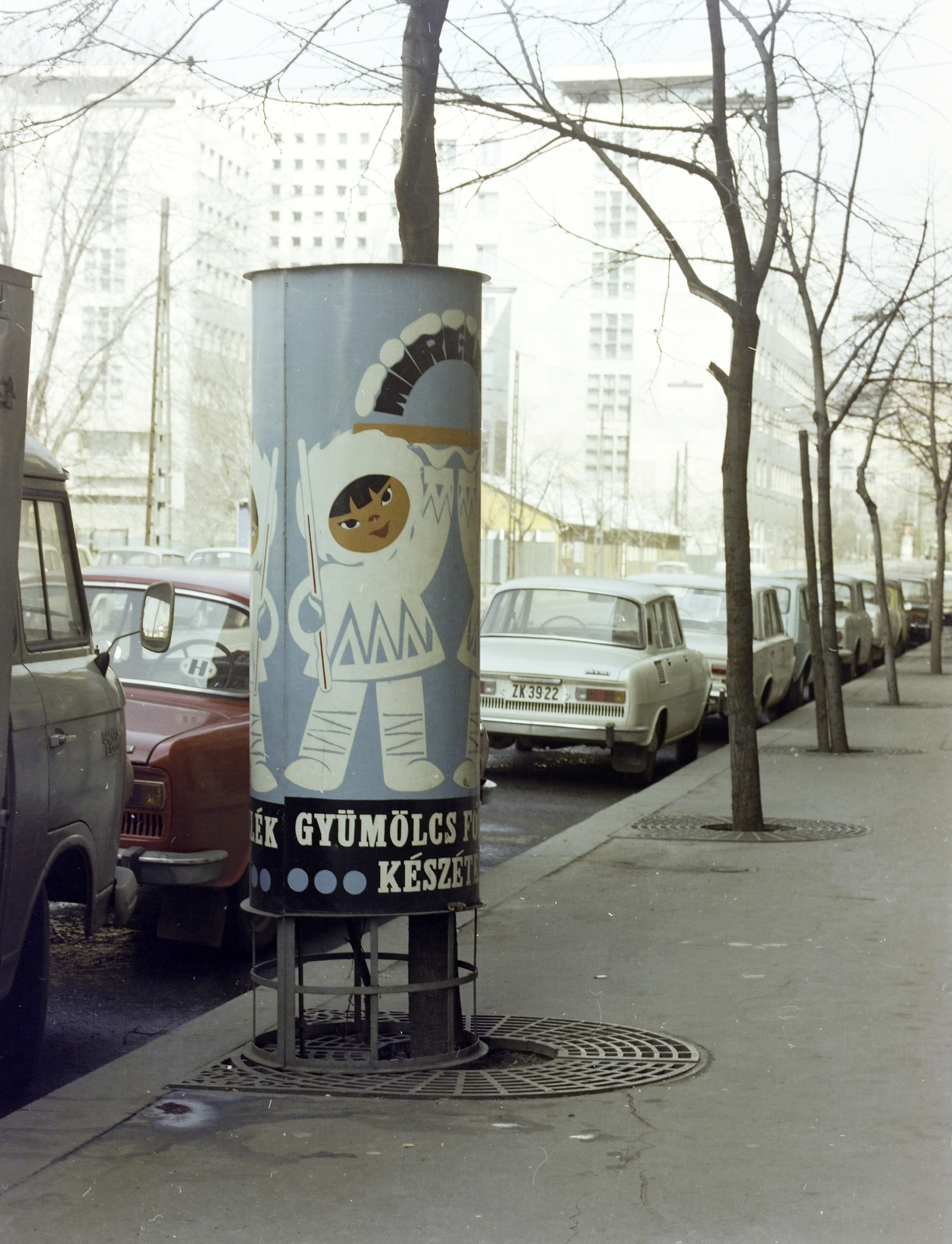 Hungary, Budapest V., Balassi Bálint utca a mai Képviselői Irodaház ("Fehér Ház") felé nézve., 1977, FŐFOTÓ, colorful, ad pillar, Budapest, Fortepan #207129