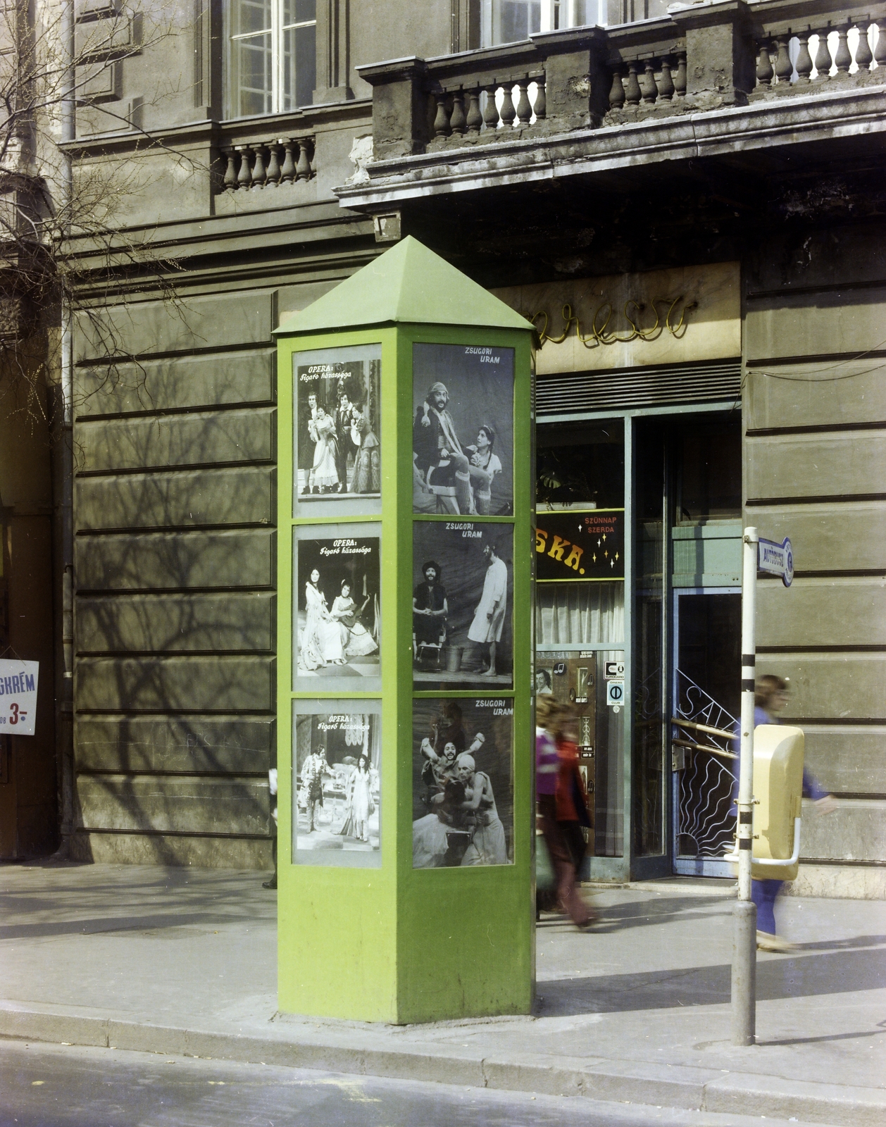 Hungary, Budapest VI., Andrássy út (Népköztársaság útja), színházak műsorát hirdető plakátok a 48-as számú ház előtt., 1977, FŐFOTÓ, colorful, ad pillar, Budapest, Fortepan #207134