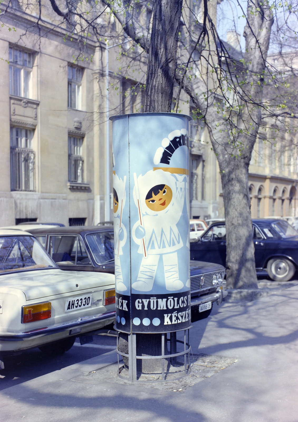 Hungary, Budapest V., József nádor tér a József Attila utca felé nézve., 1977, FŐFOTÓ, colorful, ad pillar, number plate, Budapest, Fortepan #207138