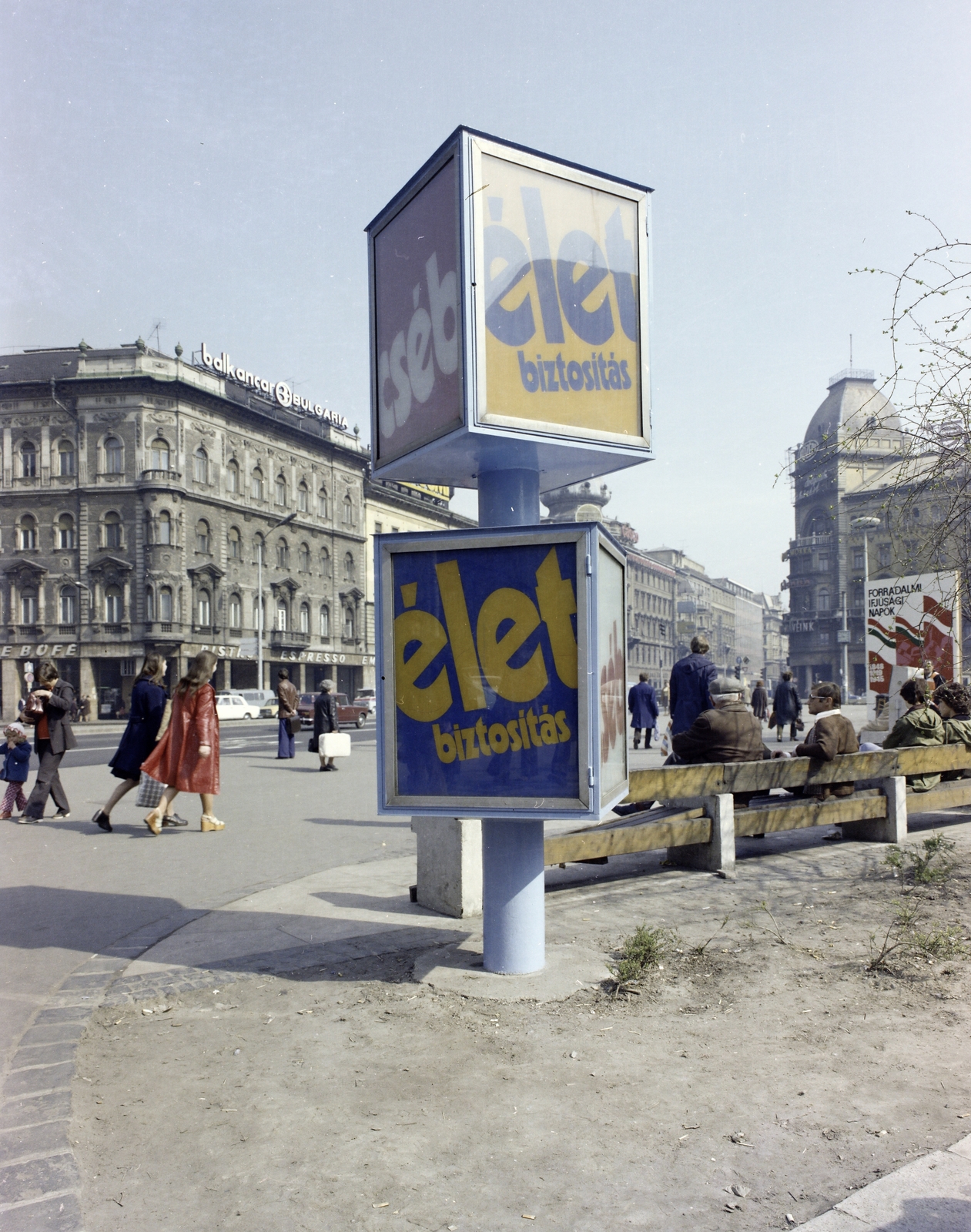 Hungary, Budapest VIII.,Budapest VII., Blaha Lujza tér a Rákóczi út felé nézve, balra az Akácfa utca torkolata., 1977, FŐFOTÓ, colorful, ad pillar, Budapest, Fortepan #207139
