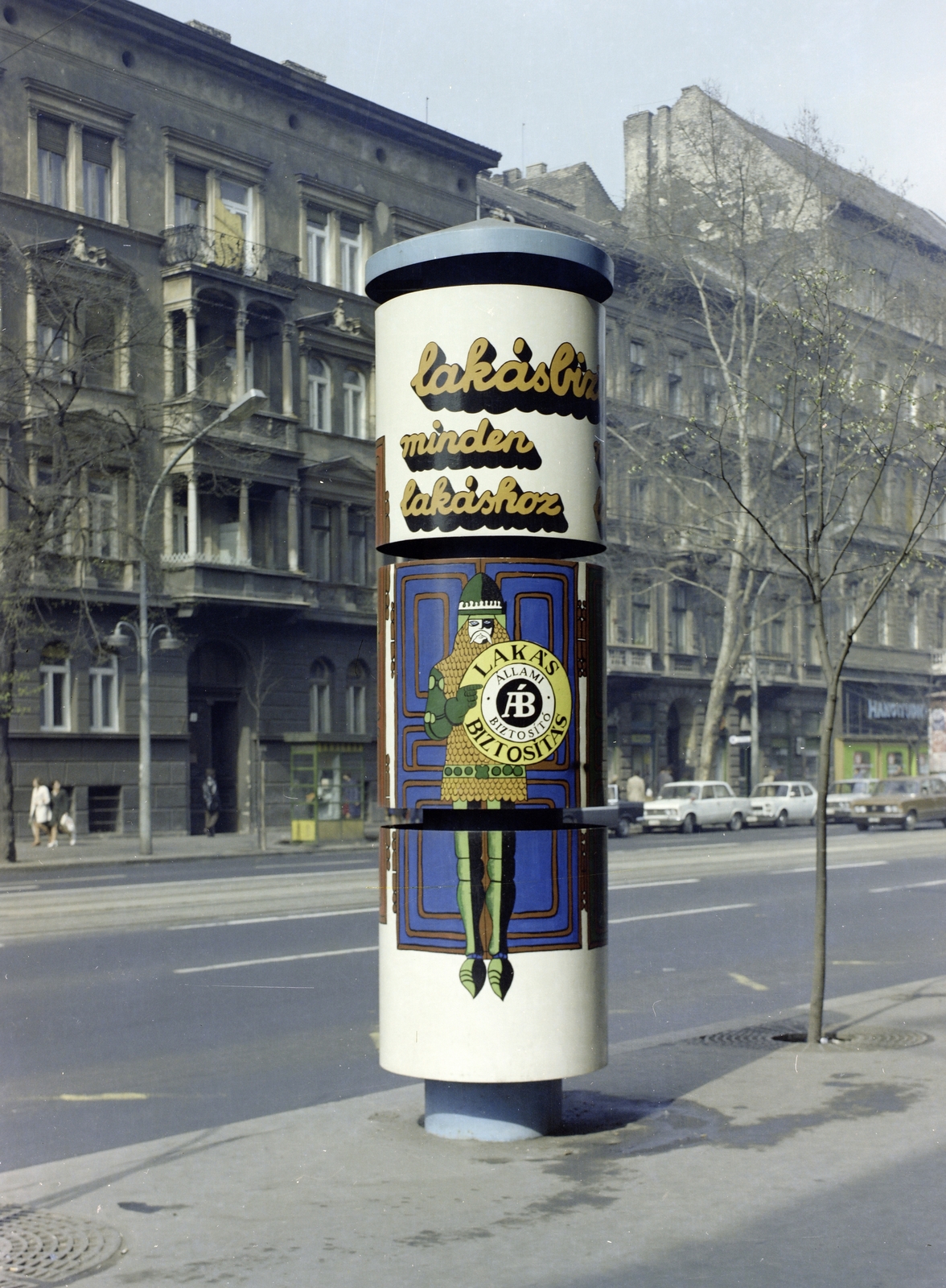 Hungary, Budapest VIII., József körút, a Bérkocsis utca sarok felől a túloldali 23., 21. és 19-es számú házak felé nézve.
, 1977, FŐFOTÓ, colorful, ad pillar, Budapest, Fortepan #207143