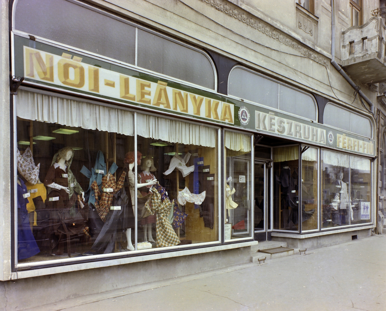 Hungary, Nagykőrös, Szabadság tér, a 9-es számú ház., 1977, FŐFOTÓ, colorful, Show window, clothing store, Fortepan #207147