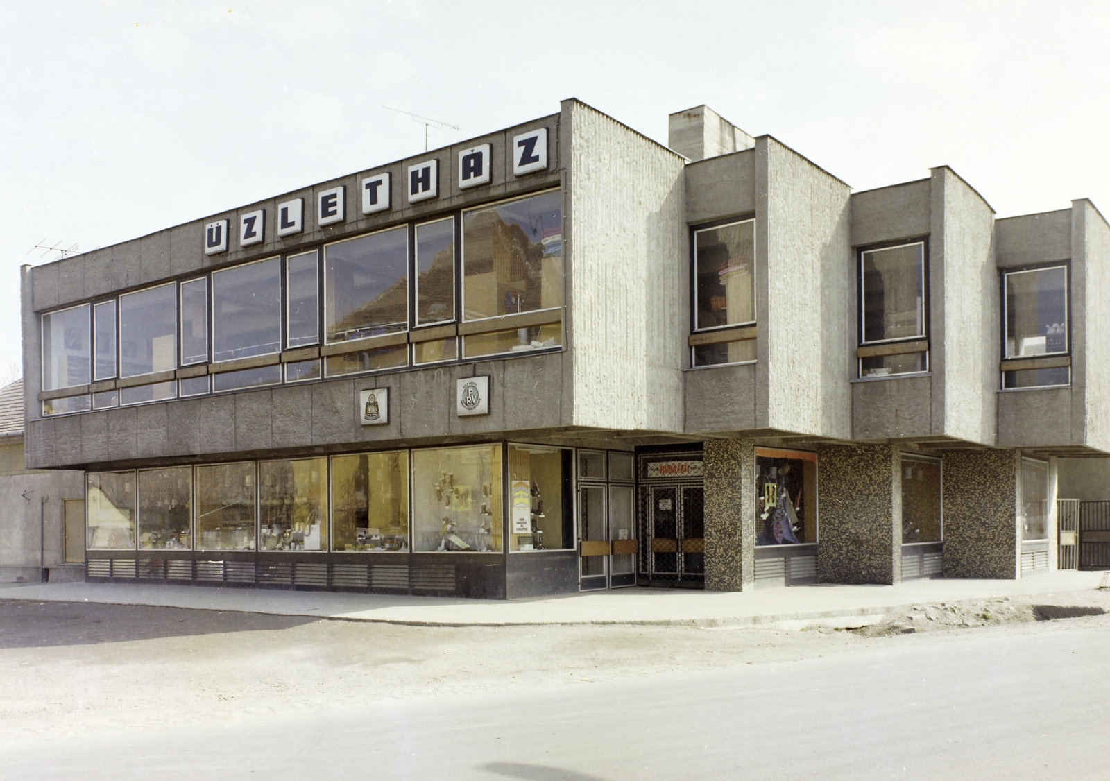 Hungary, Ráckeve, Szent István tér, üzletház., 1977, FŐFOTÓ, colorful, department store, Fortepan #207149