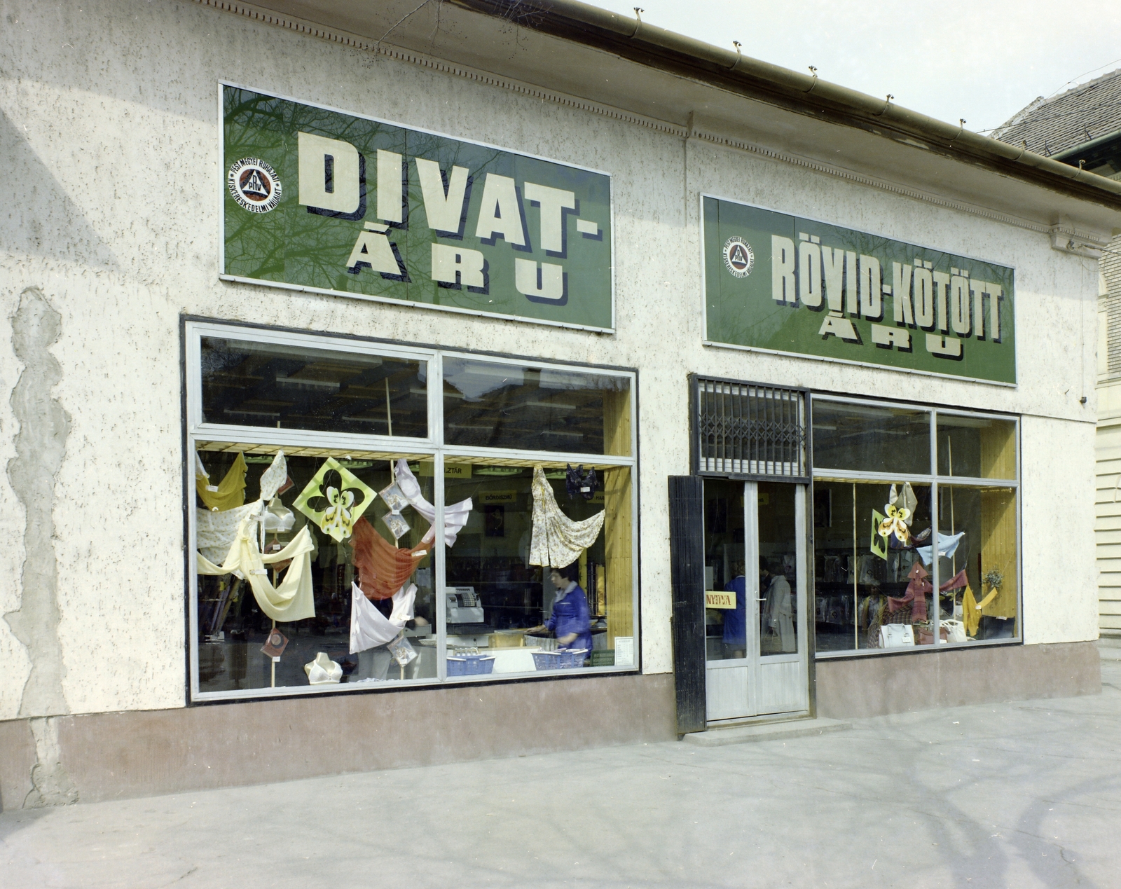 Hungary, Cegléd, Szabadság tér, jobbra a Gubody utca sarok., 1977, FŐFOTÓ, Show window, haberdashery, knitwear, Fashion store, Fortepan #207150