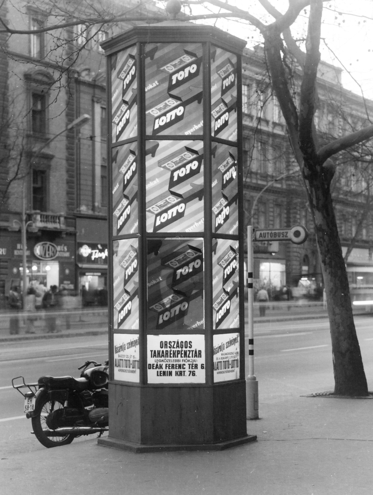 Hungary, Budapest VI., Teréz (Lenin) körút a Podmaniczky (Rudas László) utca és a Nyugati (Marx) tér között, a hirdetőoszlop a Szikra mozit takarja el., 1977, FŐFOTÓ, Budapest, lottery, Fortepan #207151