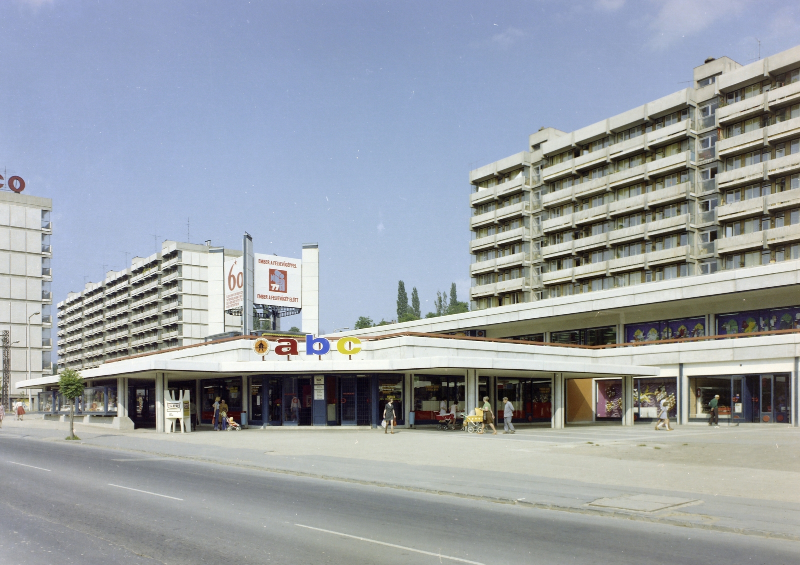 Hungary, Salgótarján, Rákóczi út, az ABC mögött a felvétel bal szélén az Arany János út torkolata., 1977, FŐFOTÓ, colorful, grocery store, Fortepan #207158