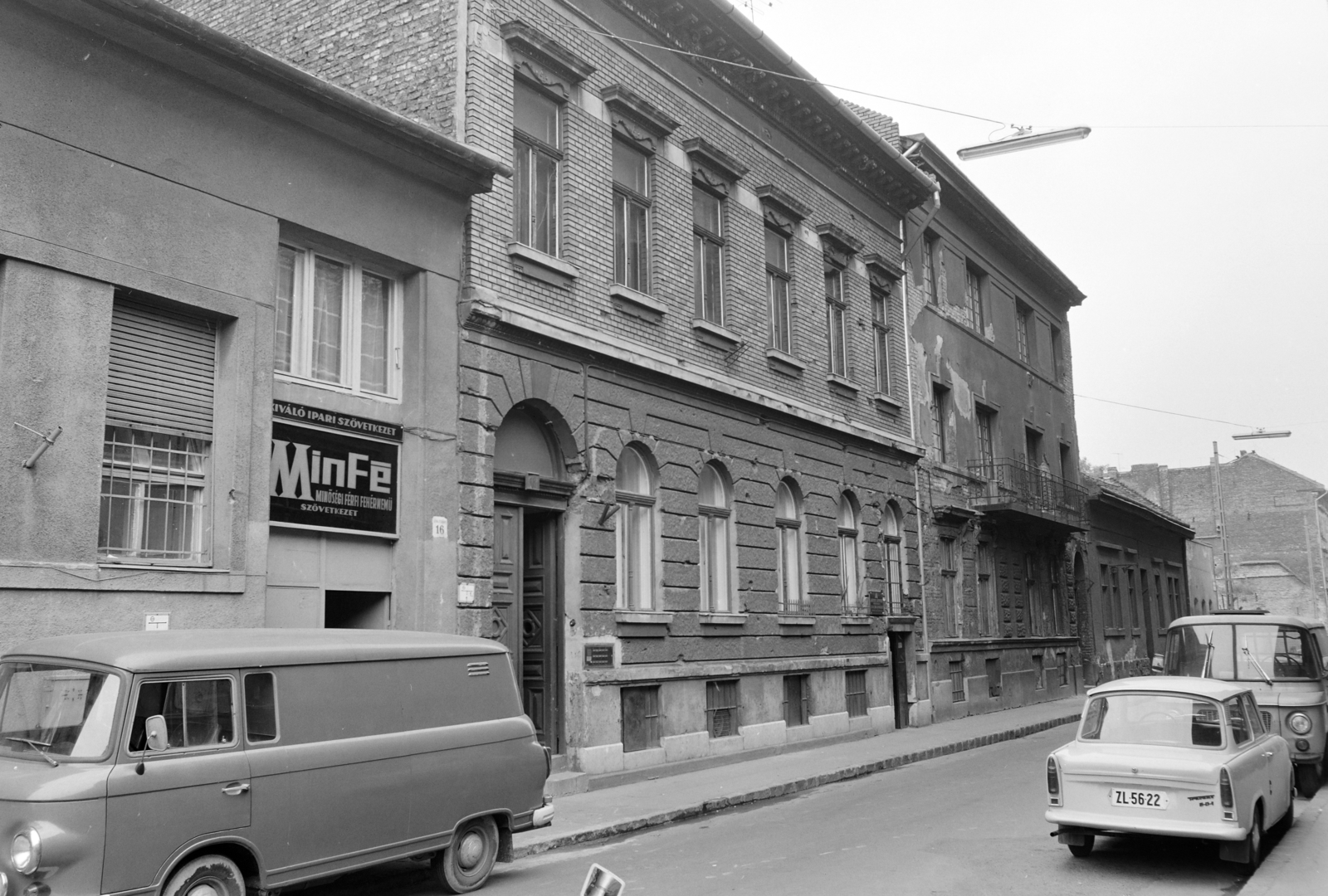 Hungary, Budapest VIII., Fecske (Lévai Oszkár) utca a 16-os számú háztól a Déri Miksa utca felé nézve, 1977, FŐFOTÓ, Trabant-brand, Barkas-brand, Budapest, Fortepan #207186