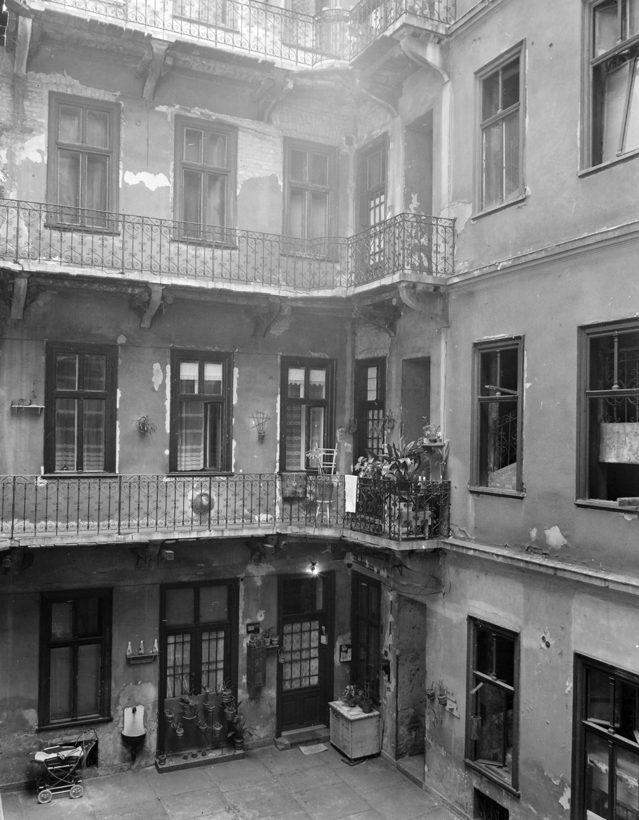 1977, FŐFOTÓ, courtyard balcony, tenement house, inner courtyard, baby carriage, Fortepan #207195