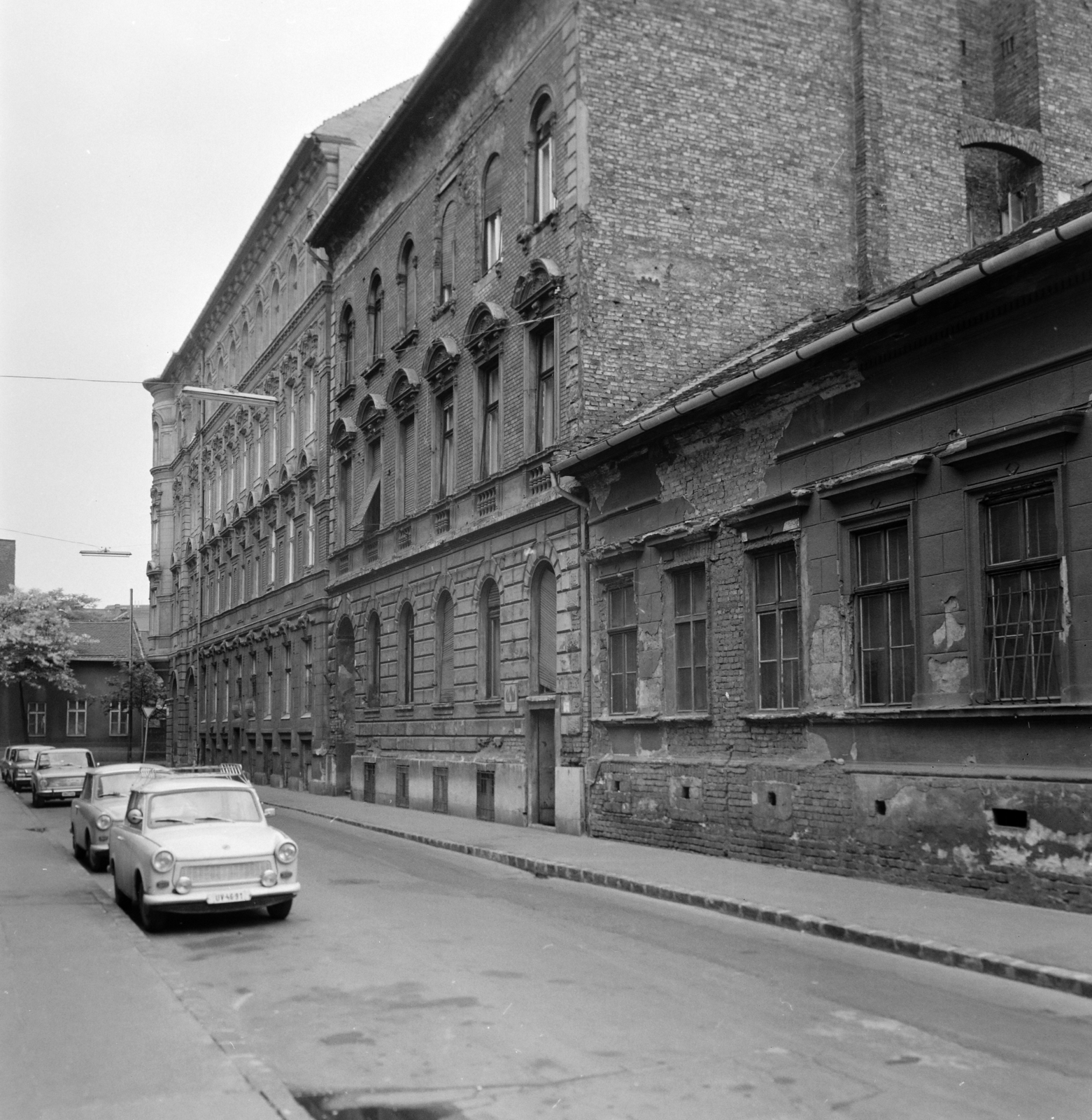 Hungary, Budapest VIII., Fecske (Lévai Oszkár) utca a József utca felé, jobbra a mára lebontott 43-as számú földszintes ház látható., 1977, FŐFOTÓ, number plate, Budapest, Fortepan #207196