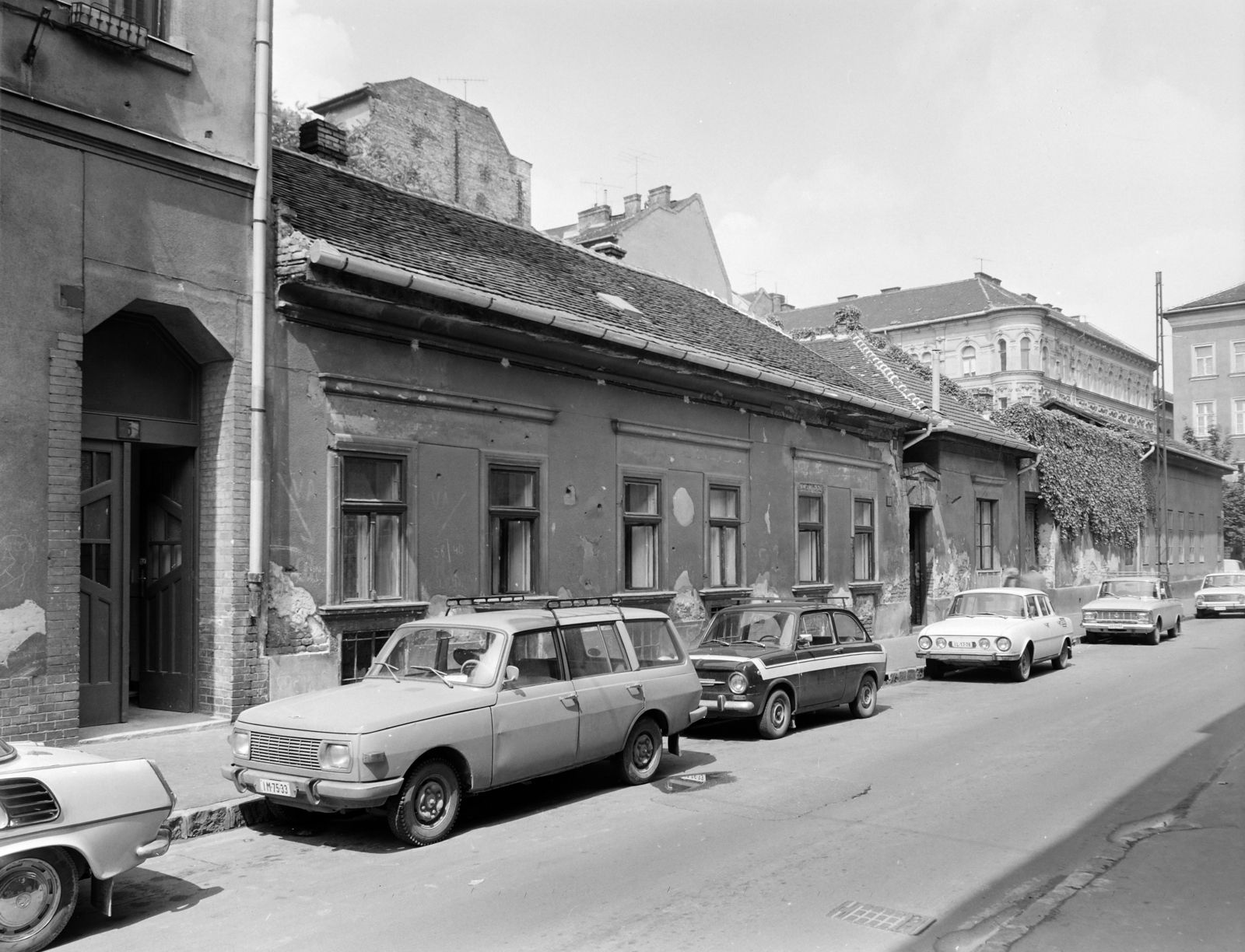 Hungary, Budapest VIII., Lovassy László utca, az 5-ös számú ház kapujától a József utca felé nézve., 1977, FŐFOTÓ, Wartburg-brand, number plate, Budapest, Fortepan #207201