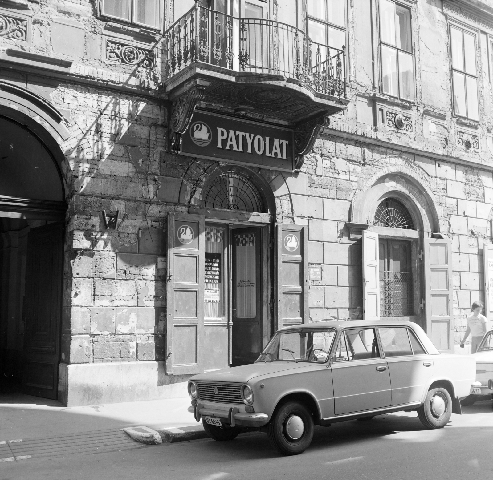 Hungary, Budapest V., Bank (Lengyel Gyula) utca 6., 1977, FŐFOTÓ, Lada-brand, Patyolat shop, Budapest, Fortepan #207211