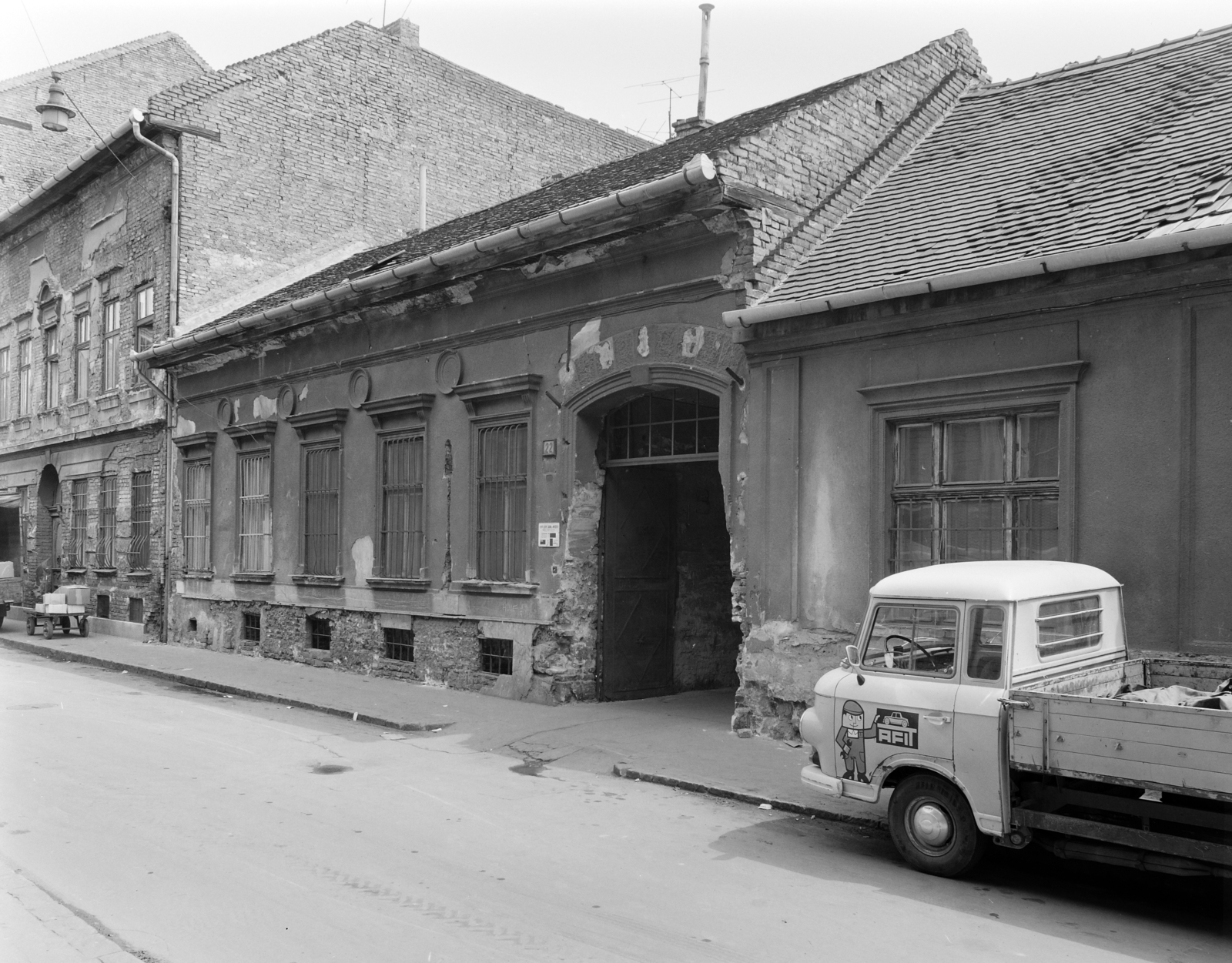 Hungary, Budapest VIII., Nagy Templom utca, szemben a 22-es számú ház és tőle balra a 20-as számú ház., 1977, FŐFOTÓ, Barkas-brand, Budapest, Fortepan #207223