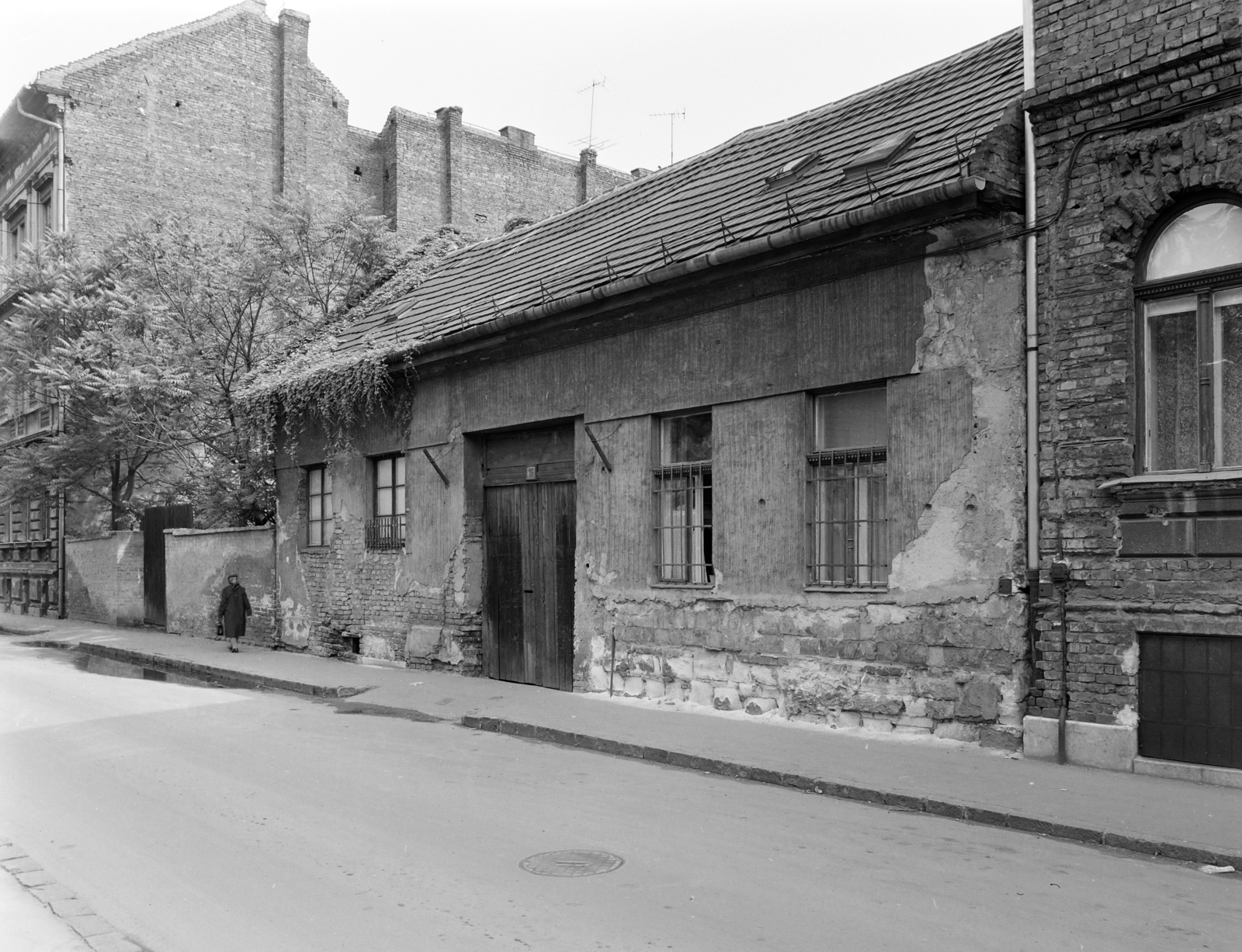 Hungary, Budapest VIII., Nagy Templom utca a Práter utca felé nézve, szemben a 16-os számú ház és tőle balra a 14-es számú üres telek., 1977, FŐFOTÓ, Budapest, Fortepan #207225