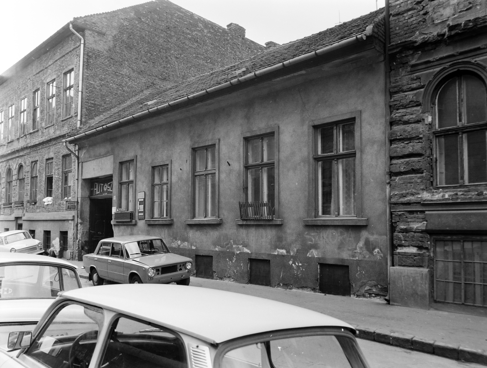 Hungary, Budapest VIII., Vajdahunyad utca, szemben középen a 35-ös számú ház., 1977, FŐFOTÓ, Budapest, Fortepan #207229