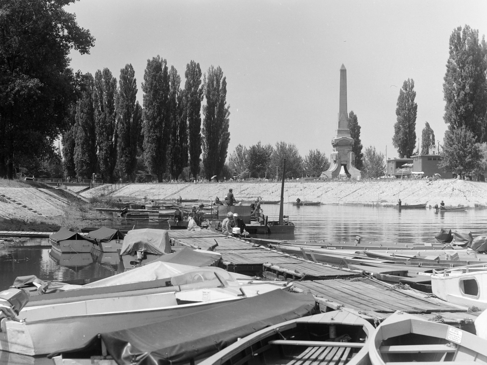 Hungary, Győr, a Mosoni-Duna és a Rába összefolyása, szemben a Cziráky-emlékmű., 1977, FŐFOTÓ, Fortepan #207237