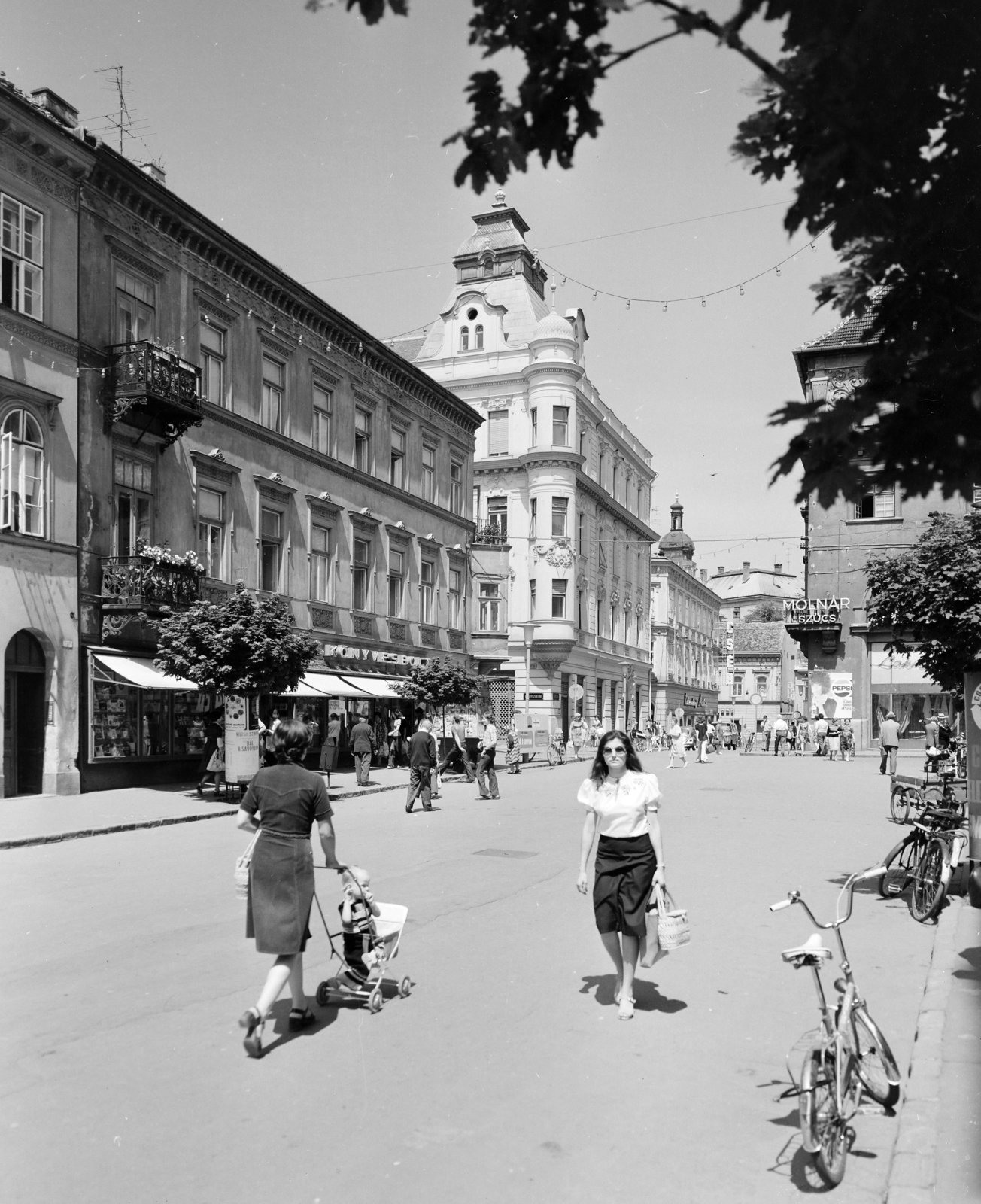 Hungary, Győr, Baross Gábor (Lenin) út a Király (Alkotmány) utca felé nézve, előtérben a Kazinczy utca kereszteződése., 1977, FŐFOTÓ, Fortepan #207239
